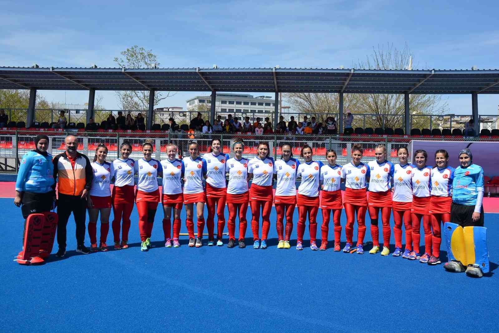 Gaziantep Polisgücü Spor Kadın Hokey Takımı, Kırıkkale Akademi Gençlik Spor Kulübü Kadın Hokey Takımı’nı 15-0’lık farklı bir skorla mağlup etti ...