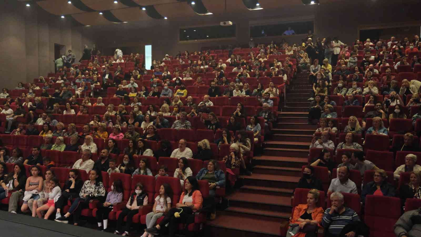 Büyükçekmece Belediyesi Halk Akademileri Sahne Sanatları mezuniyet törenlerinde sahne alan öğrenciler ortaya koydukları muhteşem performans ile ...