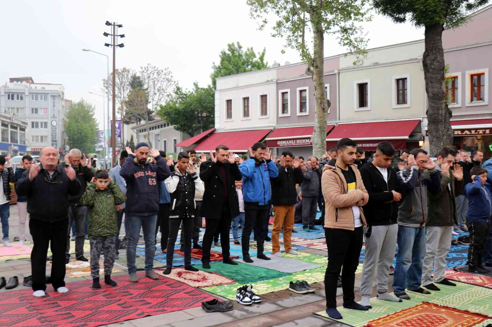 Koronavirüs kısıtlamalarının büyük oranda kalkmasıyla birlikte 2 yılın ardından Sakarya’da camide cemaatle bayram namazı kılındı. Kısıtlamaların ...