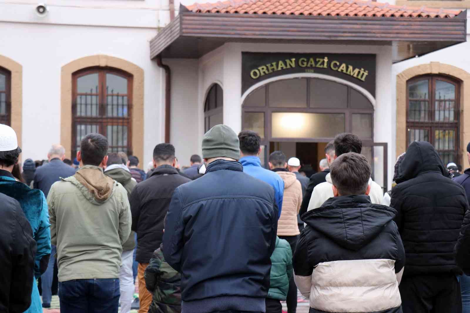 Koronavirüs kısıtlamalarının büyük oranda kalkmasıyla birlikte 2 yılın ardından Sakarya’da camide cemaatle bayram namazı kılındı. Kısıtlamaların ...