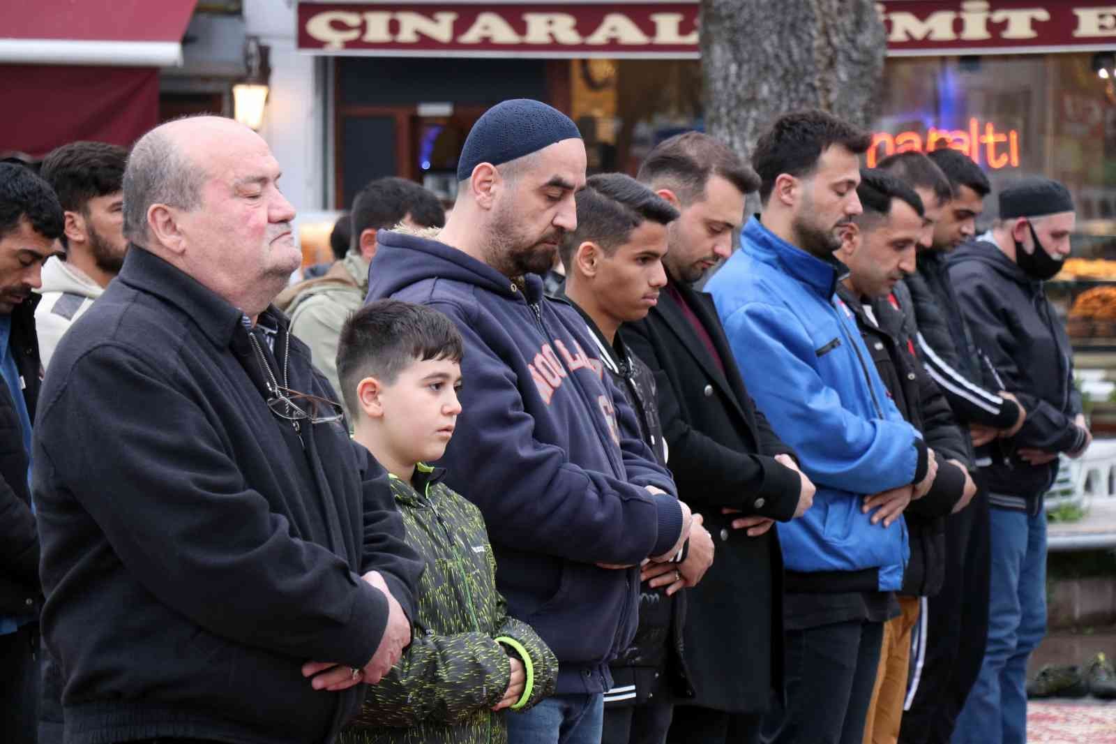 Koronavirüs kısıtlamalarının büyük oranda kalkmasıyla birlikte 2 yılın ardından Sakarya’da camide cemaatle bayram namazı kılındı. Kısıtlamaların ...