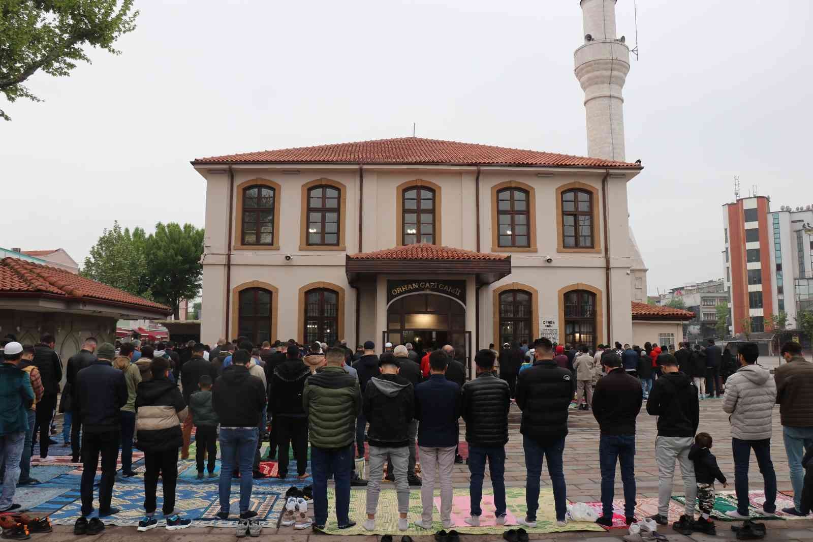 Koronavirüs kısıtlamalarının büyük oranda kalkmasıyla birlikte 2 yılın ardından Sakarya’da camide cemaatle bayram namazı kılındı. Kısıtlamaların ...