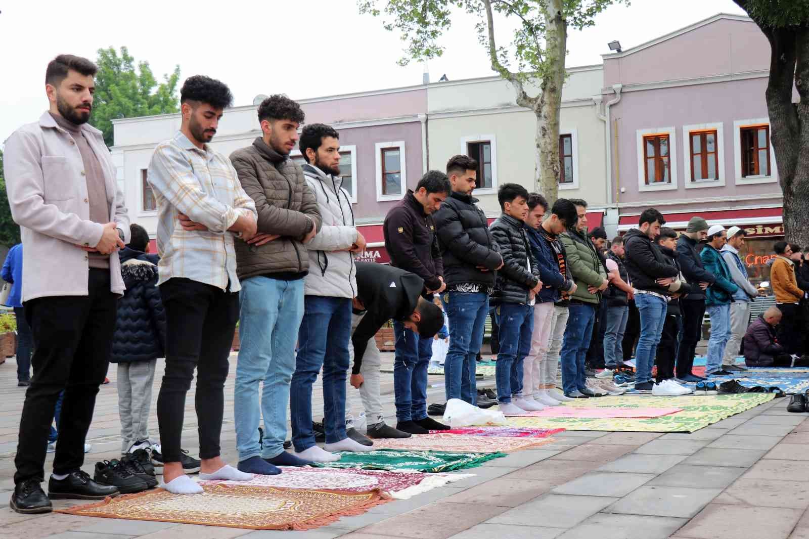 Koronavirüs kısıtlamalarının büyük oranda kalkmasıyla birlikte 2 yılın ardından Sakarya’da camide cemaatle bayram namazı kılındı. Kısıtlamaların ...