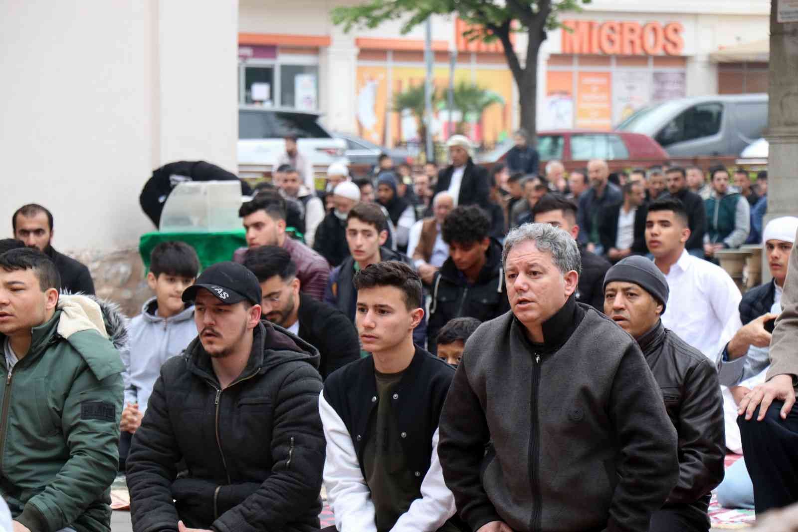 Koronavirüs kısıtlamalarının büyük oranda kalkmasıyla birlikte 2 yılın ardından Sakarya’da camide cemaatle bayram namazı kılındı. Kısıtlamaların ...