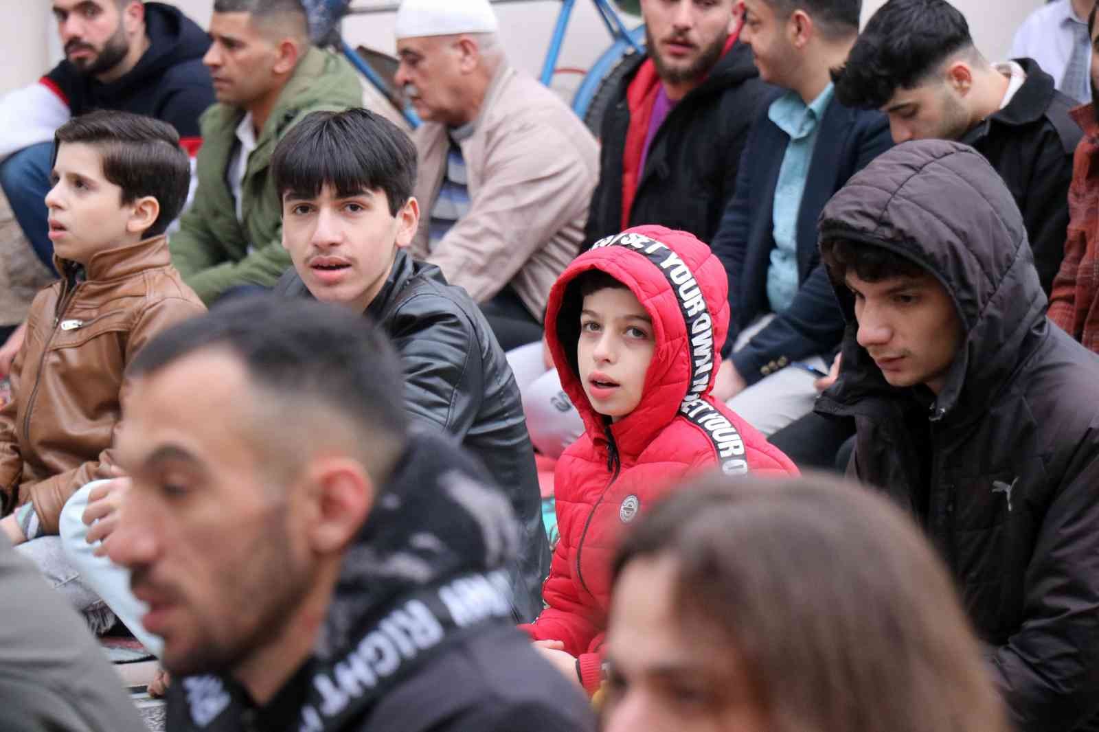 Koronavirüs kısıtlamalarının büyük oranda kalkmasıyla birlikte 2 yılın ardından Sakarya’da camide cemaatle bayram namazı kılındı. Kısıtlamaların ...