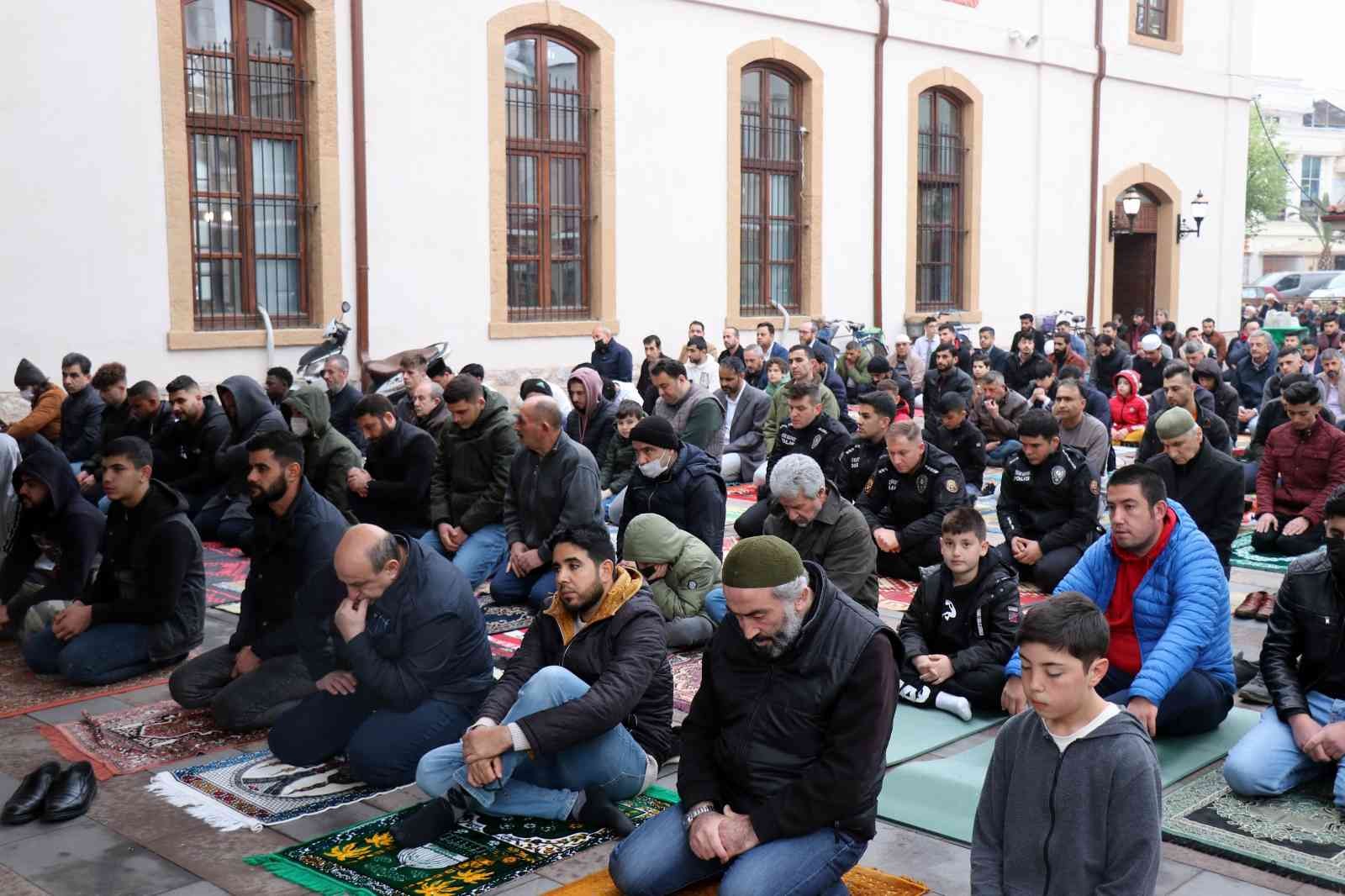 Koronavirüs kısıtlamalarının büyük oranda kalkmasıyla birlikte 2 yılın ardından Sakarya’da camide cemaatle bayram namazı kılındı. Kısıtlamaların ...