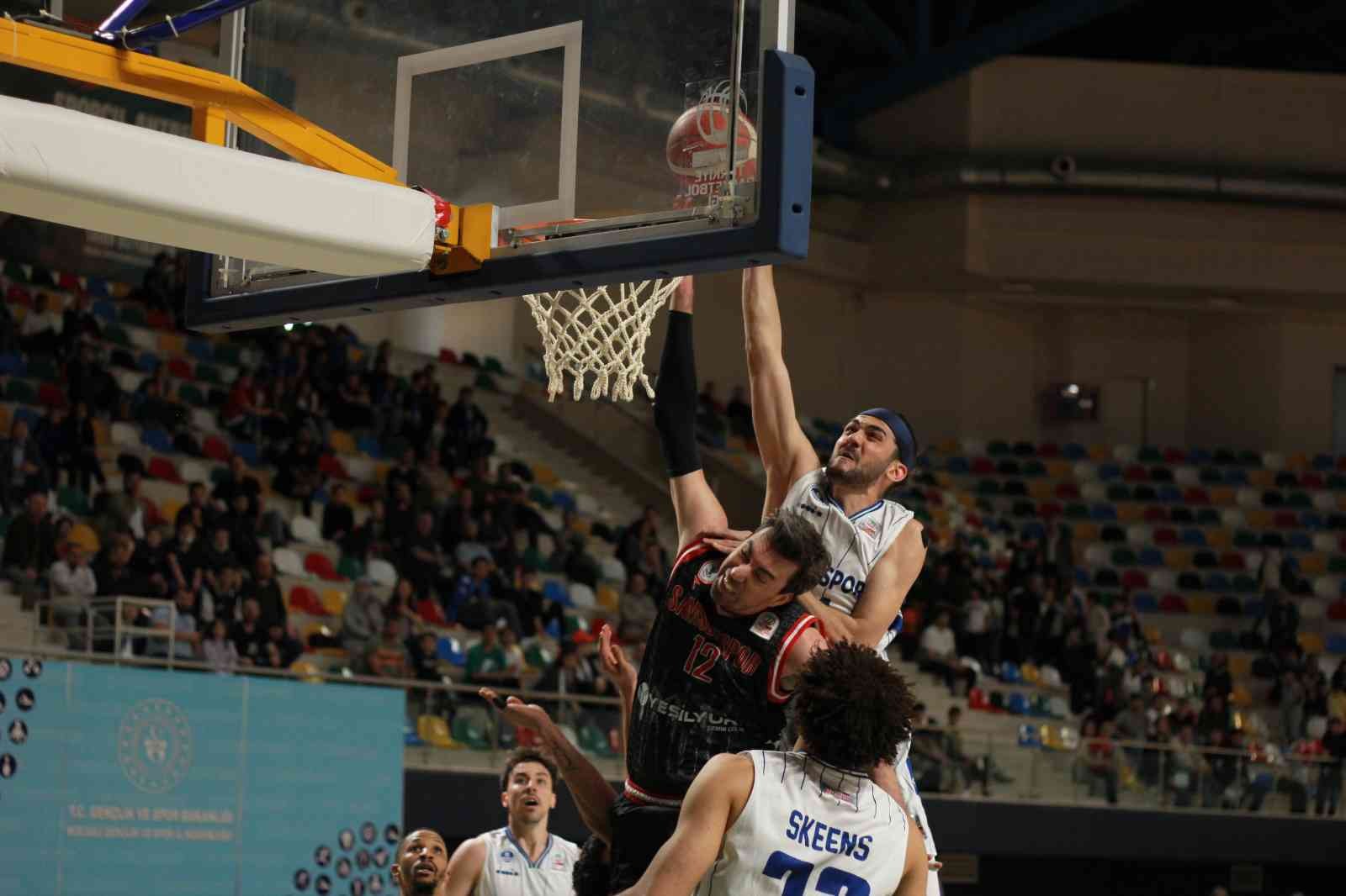 Türkiye Basketbol Ligi Play-Off Çeyrek Finali ikinci maçında Kocaeli Büyükşehir Belediyesi Kağıtspor evinde Samsunspor’u ağırladı. İlk maçta 80 ...