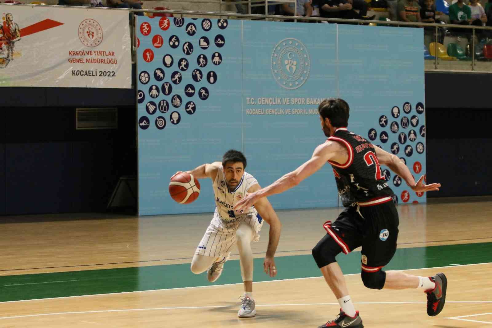 Türkiye Basketbol Ligi Play-Off Çeyrek Finali ikinci maçında Kocaeli Büyükşehir Belediyesi Kağıtspor evinde Samsunspor’u ağırladı. İlk maçta 80 ...