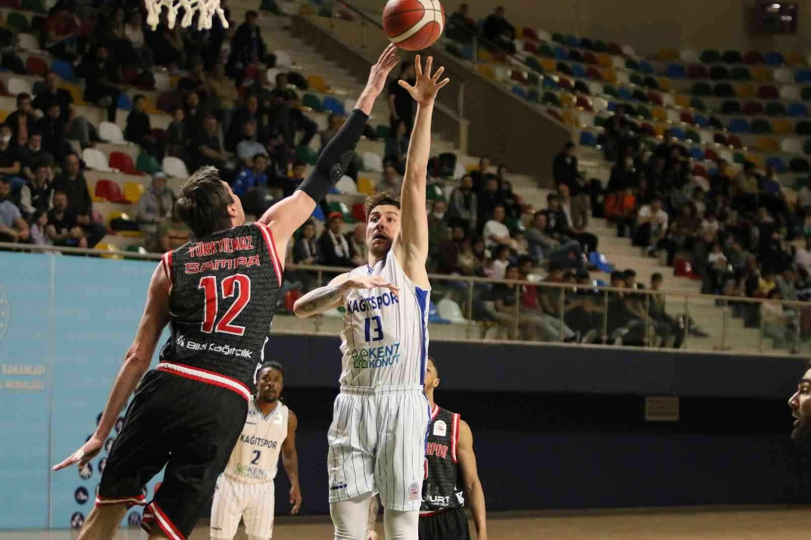 Türkiye Basketbol Ligi Play-Off Çeyrek Finali ikinci maçında Kocaeli Büyükşehir Belediyesi Kağıtspor evinde Samsunspor’u ağırladı. İlk maçta 80 ...