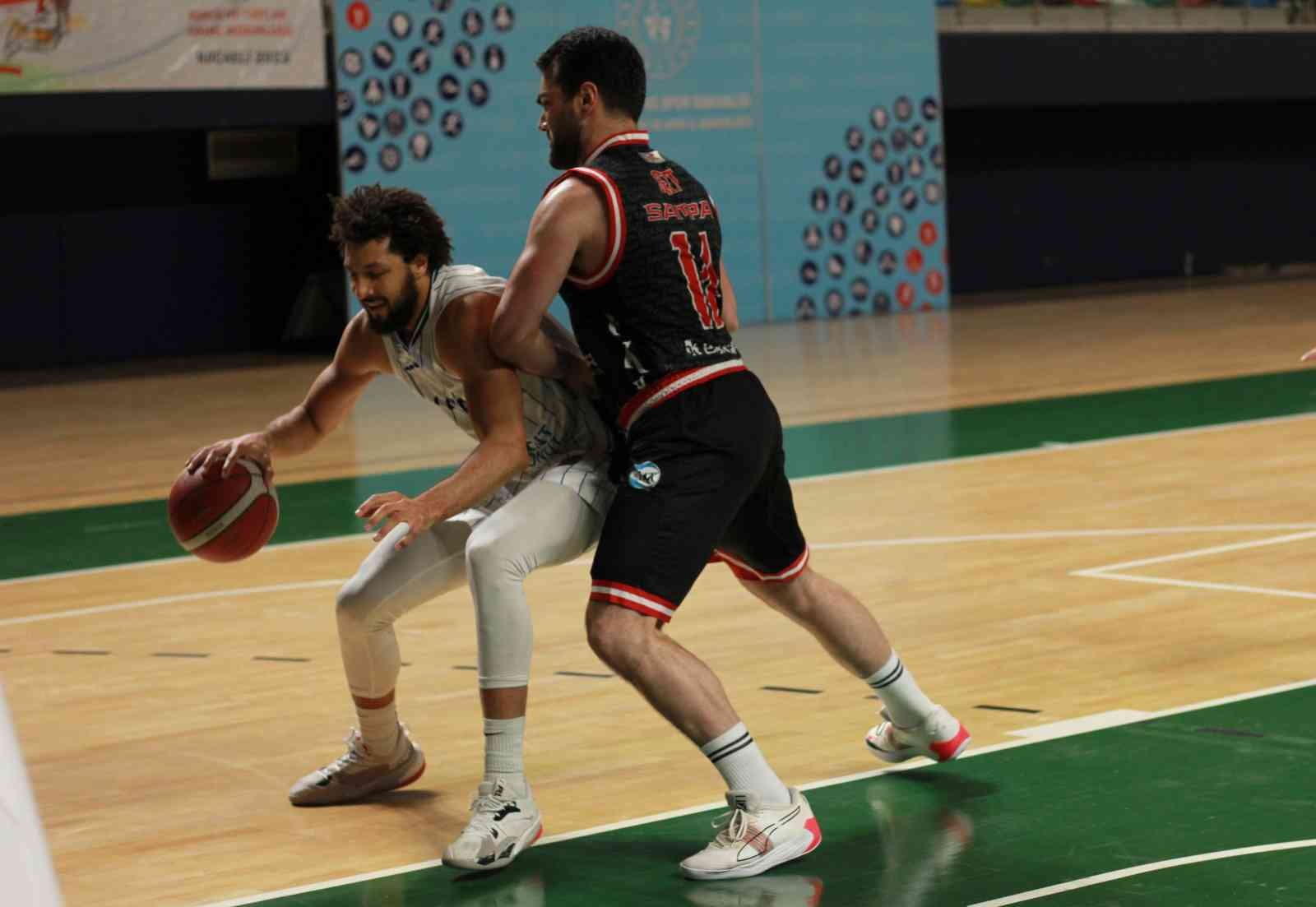 Türkiye Basketbol Ligi Play-Off Çeyrek Finali ikinci maçında Kocaeli Büyükşehir Belediyesi Kağıtspor evinde Samsunspor’u ağırladı. İlk maçta 80 ...