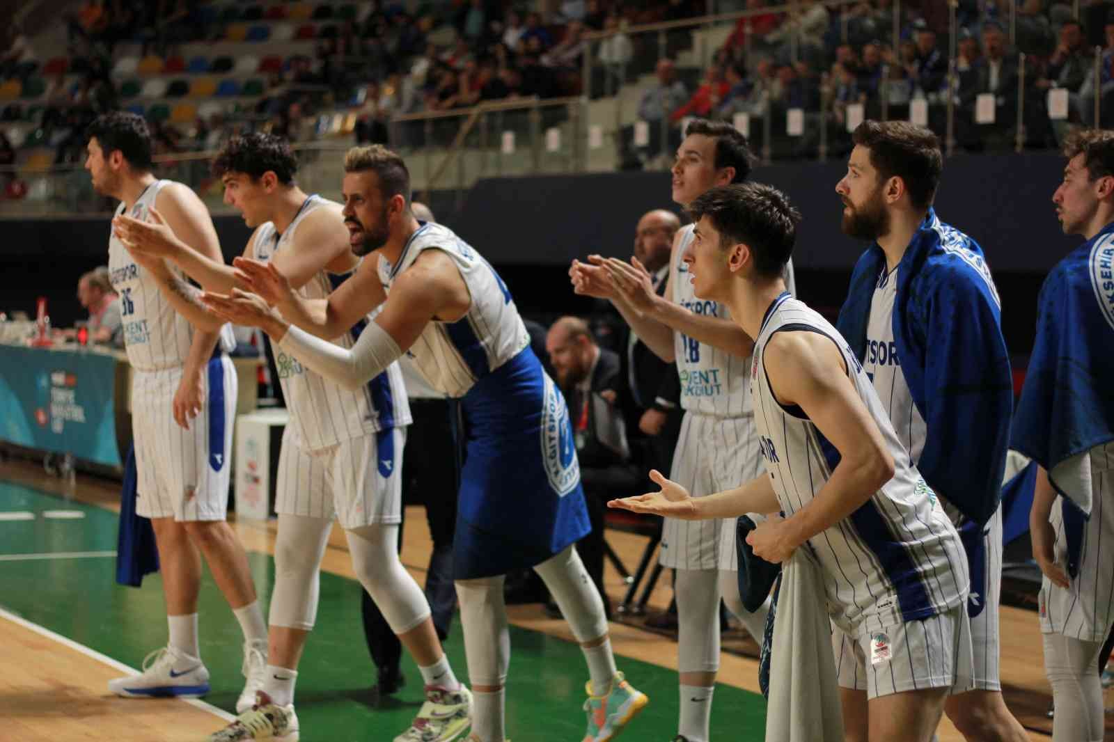 Türkiye Basketbol Ligi Play-Off Çeyrek Finali ikinci maçında Kocaeli Büyükşehir Belediyesi Kağıtspor evinde Samsunspor’u ağırladı. İlk maçta 80 ...