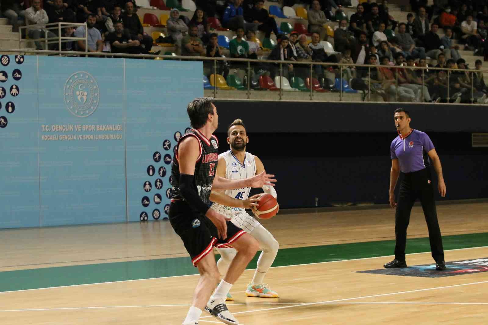 Türkiye Basketbol Ligi Play-Off Çeyrek Finali ikinci maçında Kocaeli Büyükşehir Belediyesi Kağıtspor evinde Samsunspor’u ağırladı. İlk maçta 80 ...