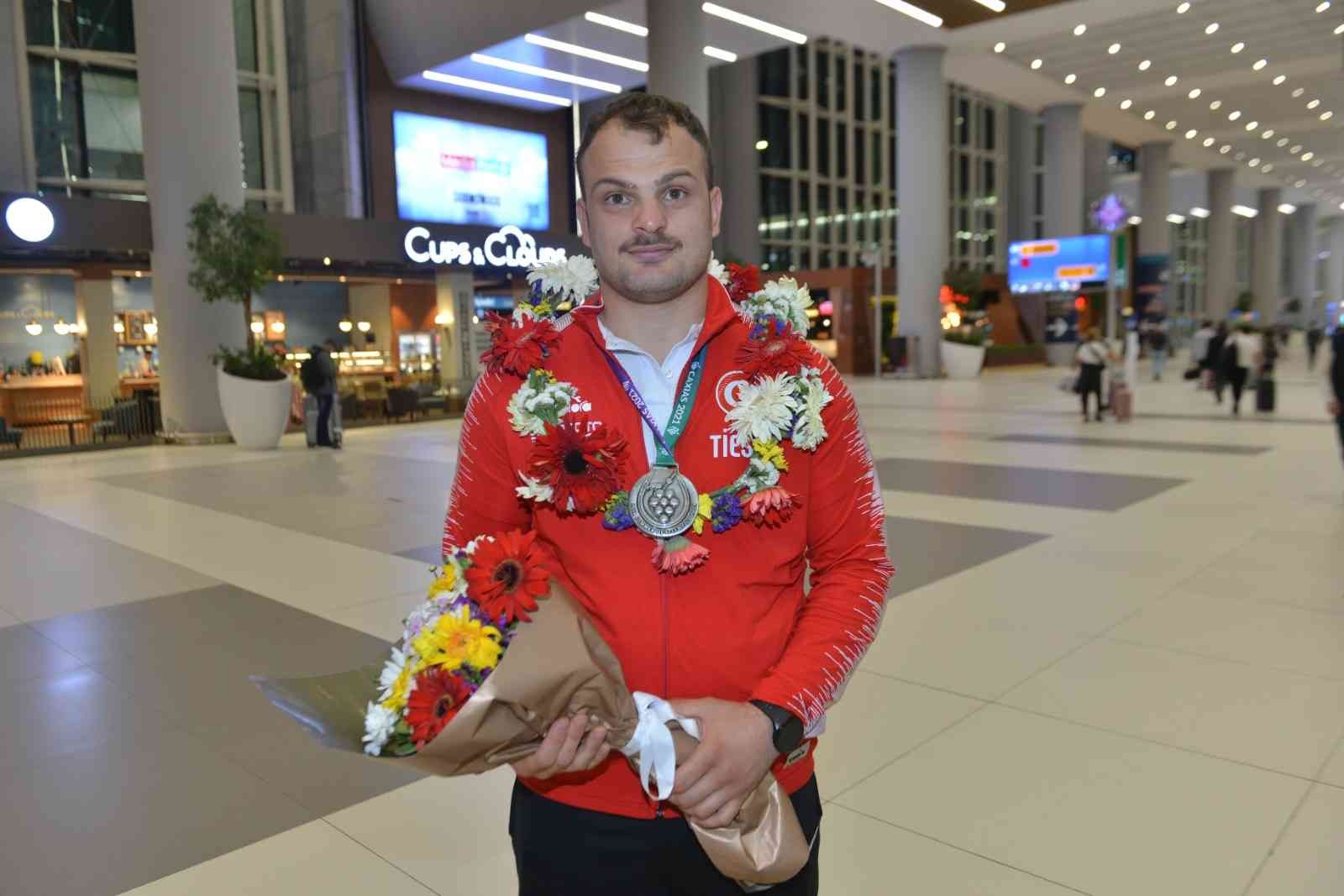 Brezilya’da devam eden 24. İşitme Engelliler Yaz Olimpiyatları’nda (Deaflympics) Sancaktepe Belediye sporcusu Samet Bulut gümüş madalya kazandı ...