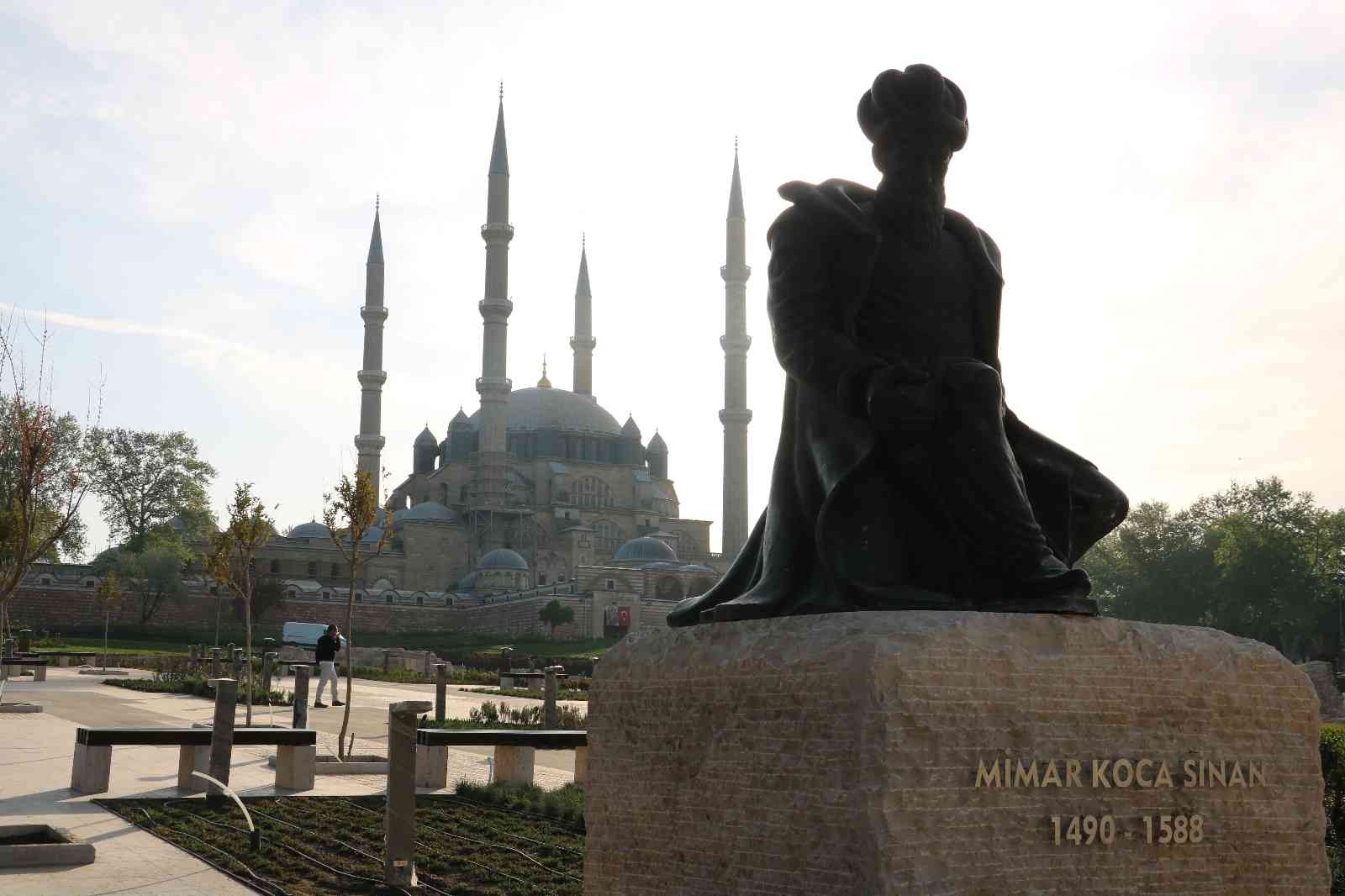 Edirne Selimiye Camii başta olmak üzere sabahın ilk ışıklarıyla beraber bayram namazı yoğunluğu yaşandı. Tüm yurtta bayram coşkusu, sabahın erken ...