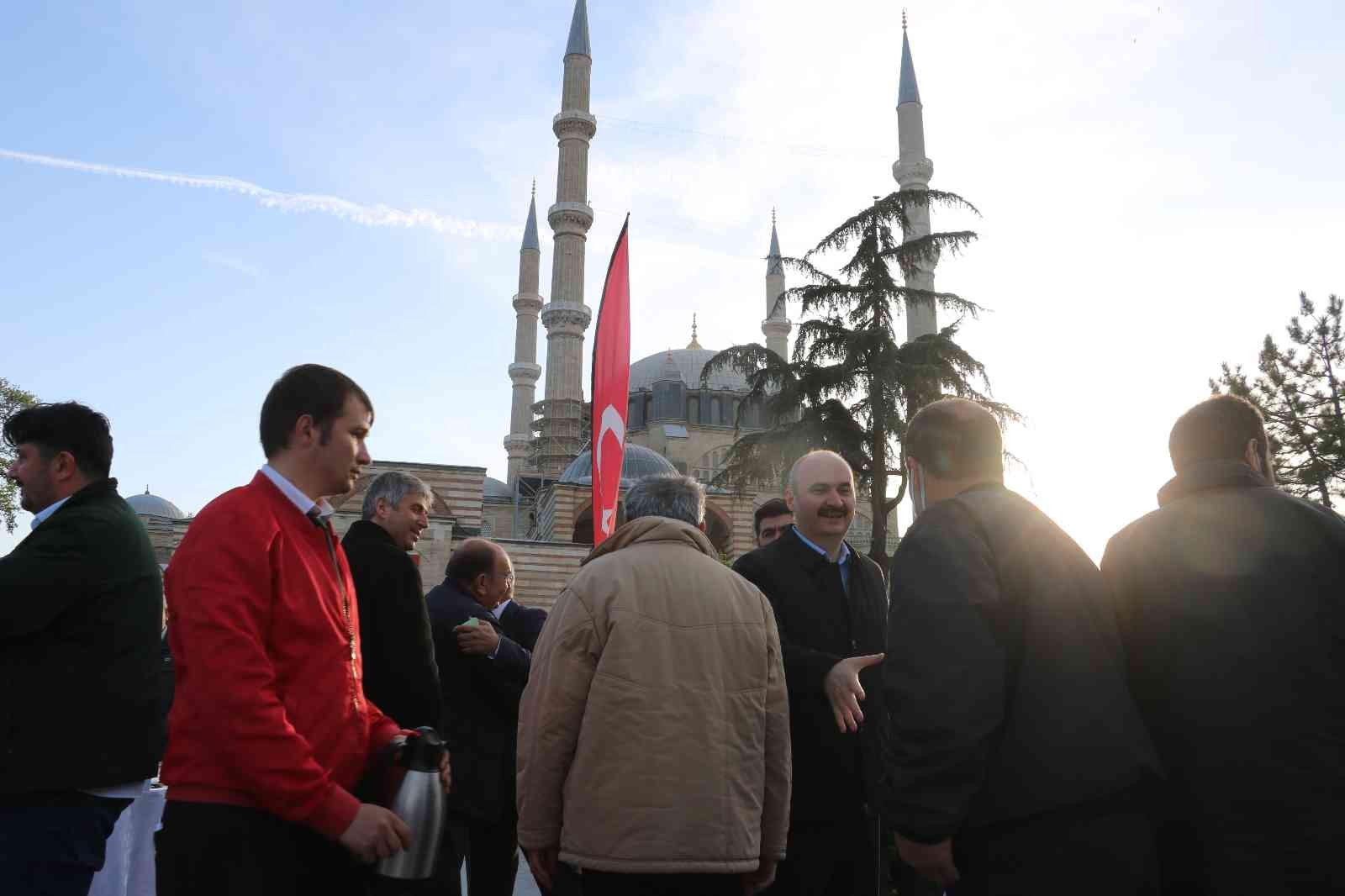 Edirne Selimiye Camii başta olmak üzere sabahın ilk ışıklarıyla beraber bayram namazı yoğunluğu yaşandı. Tüm yurtta bayram coşkusu, sabahın erken ...