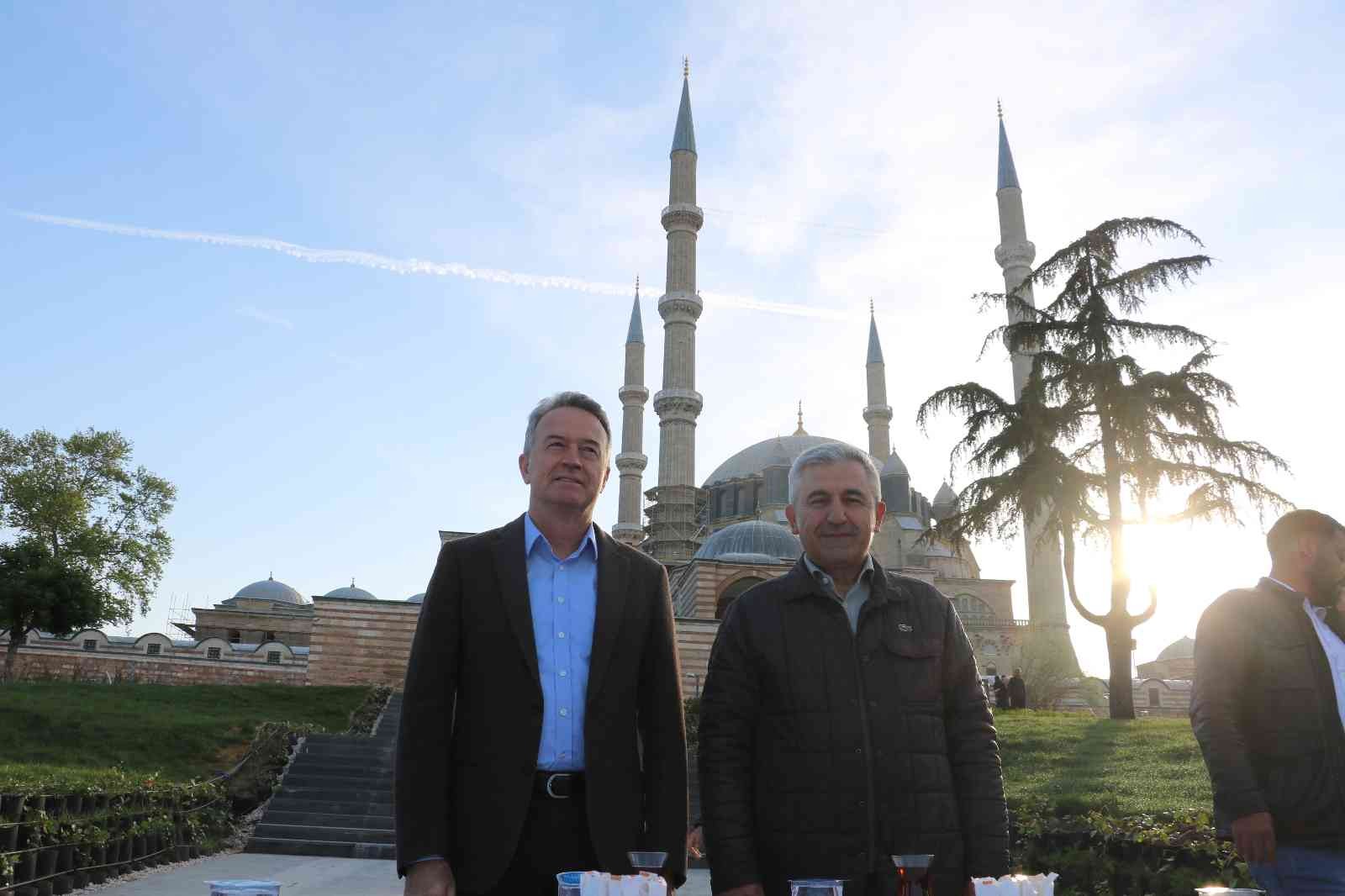 Edirne Selimiye Camii başta olmak üzere sabahın ilk ışıklarıyla beraber bayram namazı yoğunluğu yaşandı. Tüm yurtta bayram coşkusu, sabahın erken ...