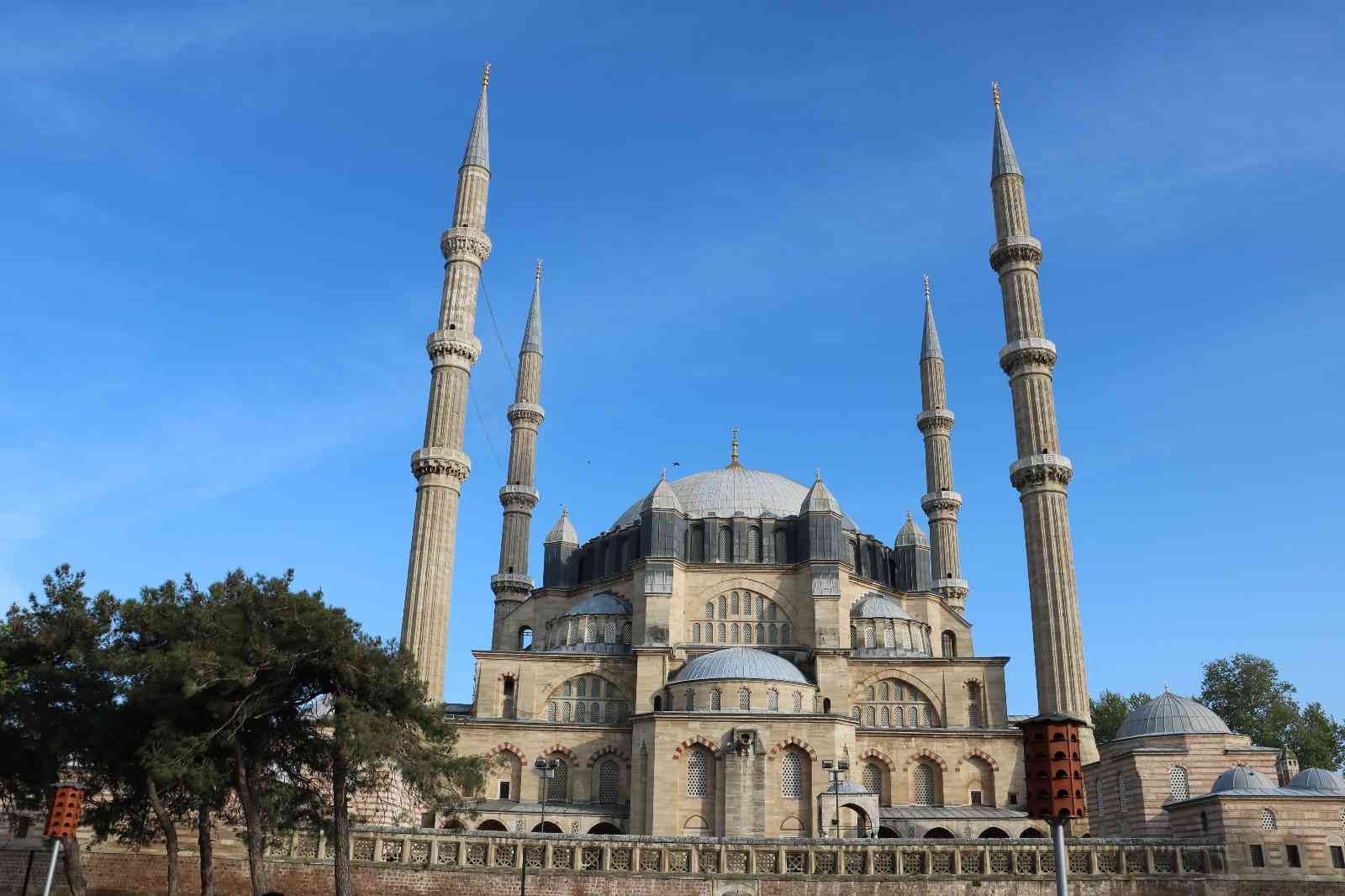 Edirne Selimiye Camii başta olmak üzere sabahın ilk ışıklarıyla beraber bayram namazı yoğunluğu yaşandı. Tüm yurtta bayram coşkusu, sabahın erken ...