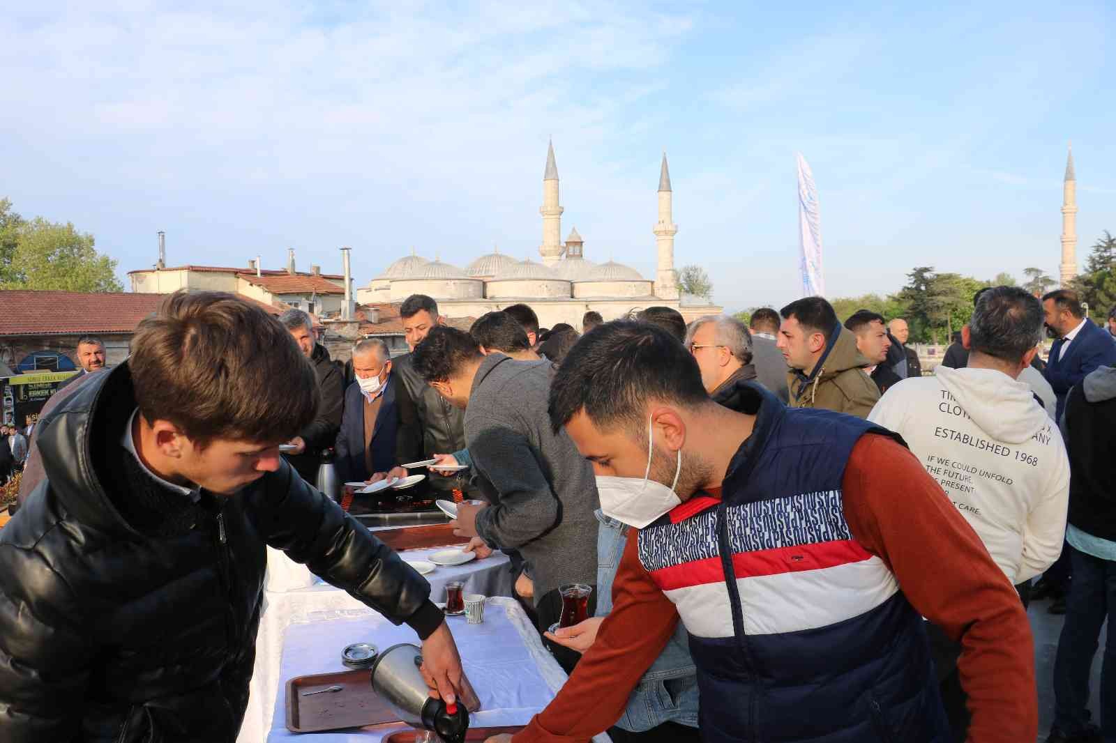 Edirne Selimiye Camii başta olmak üzere sabahın ilk ışıklarıyla beraber bayram namazı yoğunluğu yaşandı. Tüm yurtta bayram coşkusu, sabahın erken ...