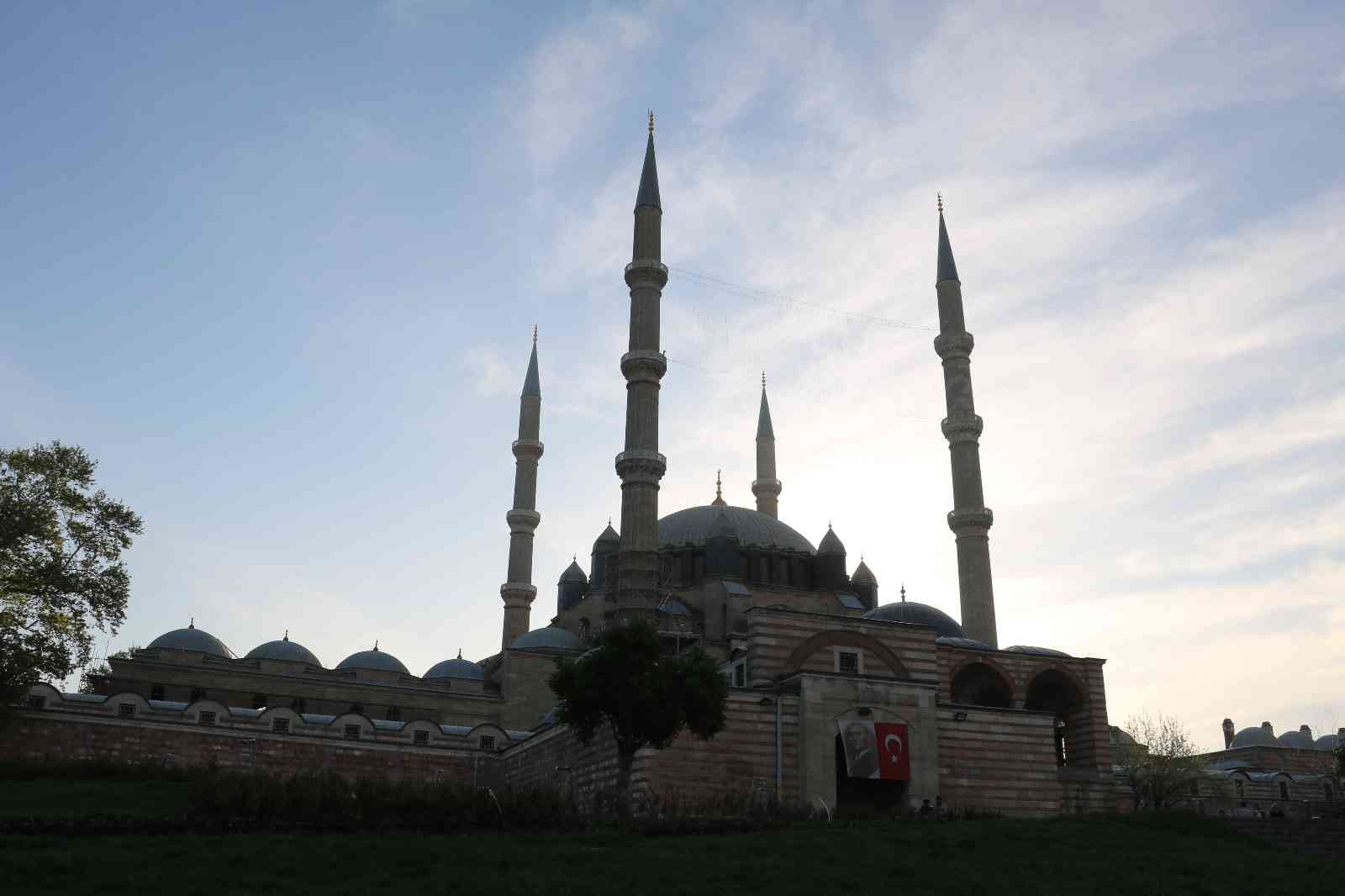 Edirne Selimiye Camii başta olmak üzere sabahın ilk ışıklarıyla beraber bayram namazı yoğunluğu yaşandı. Tüm yurtta bayram coşkusu, sabahın erken ...