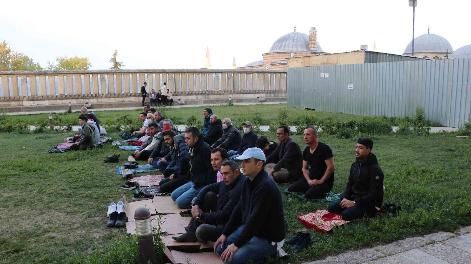 Edirne Selimiye Camii başta olmak üzere sabahın ilk ışıklarıyla beraber bayram namazı yoğunluğu yaşandı. Tüm yurtta bayram coşkusu, sabahın erken ...