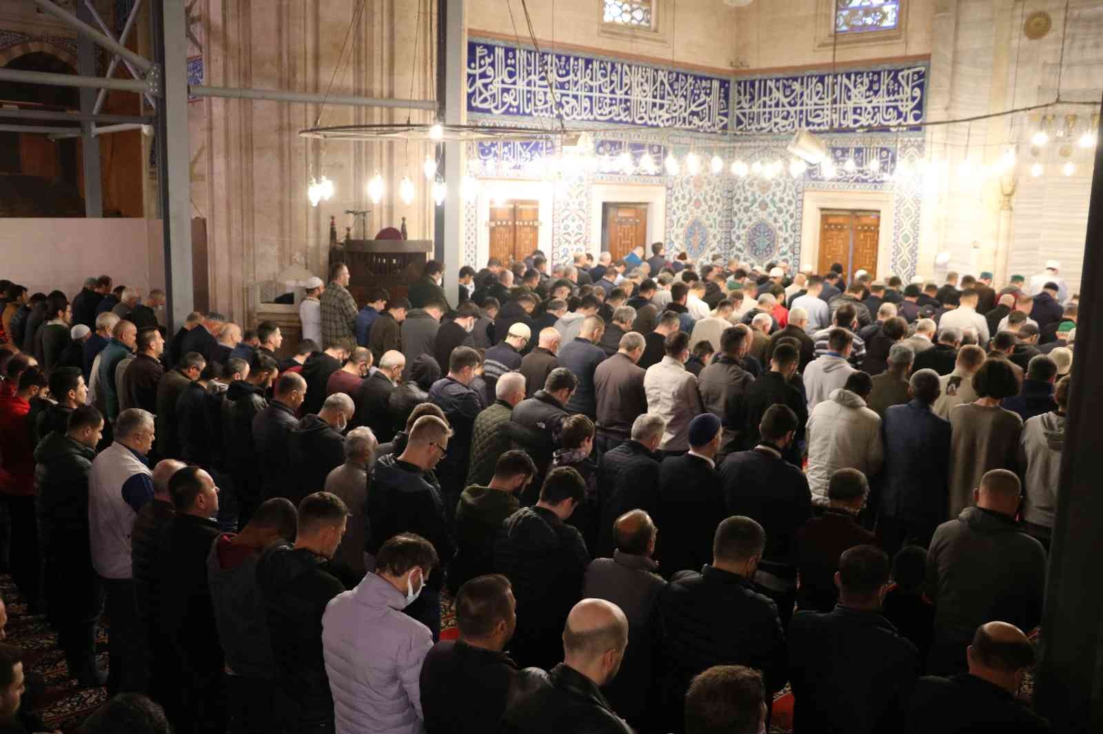 Edirne Selimiye Camii başta olmak üzere sabahın ilk ışıklarıyla beraber bayram namazı yoğunluğu yaşandı. Tüm yurtta bayram coşkusu, sabahın erken ...