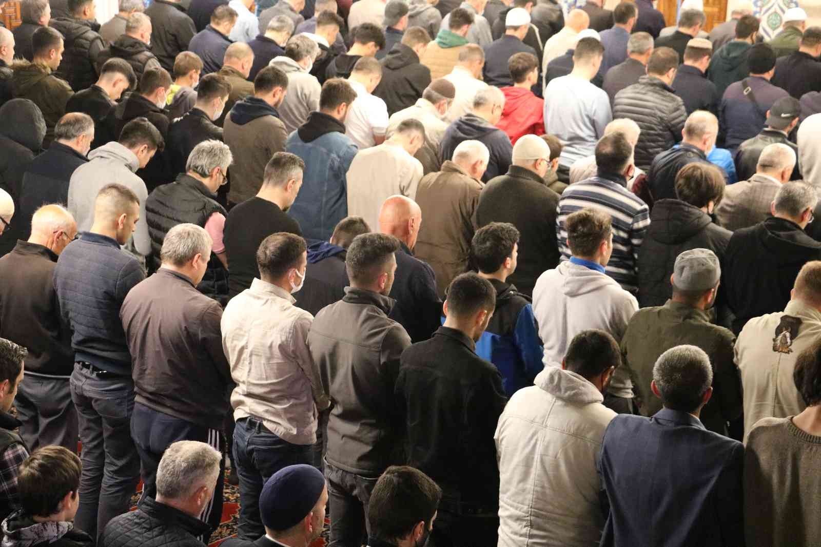 Edirne Selimiye Camii başta olmak üzere sabahın ilk ışıklarıyla beraber bayram namazı yoğunluğu yaşandı. Tüm yurtta bayram coşkusu, sabahın erken ...