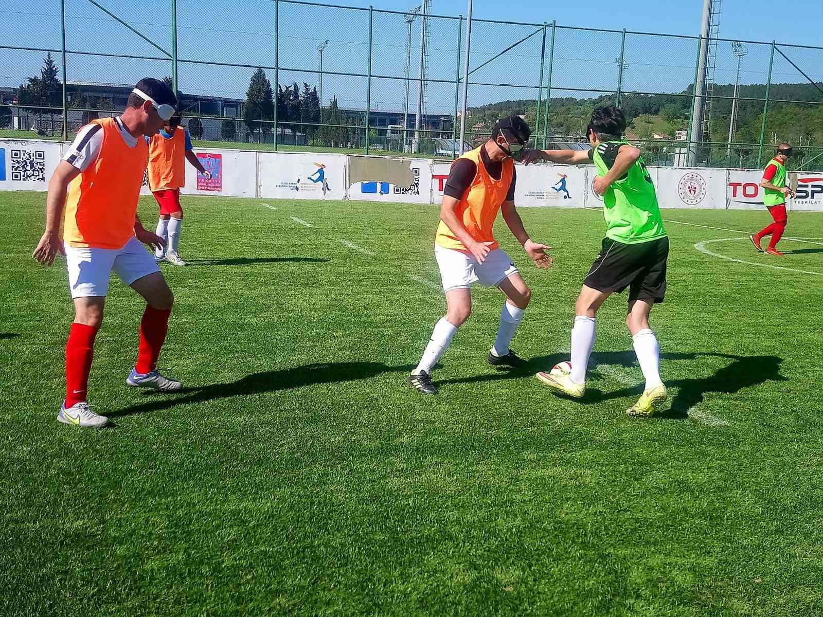 Görme Engelliler Spor Federasyonu bünyesindeki Sesi Görenler Milli Takımı, Avrupa Futbol Şampiyonası öncesi son hazırlıklarını Bursa’da yapıyor ...