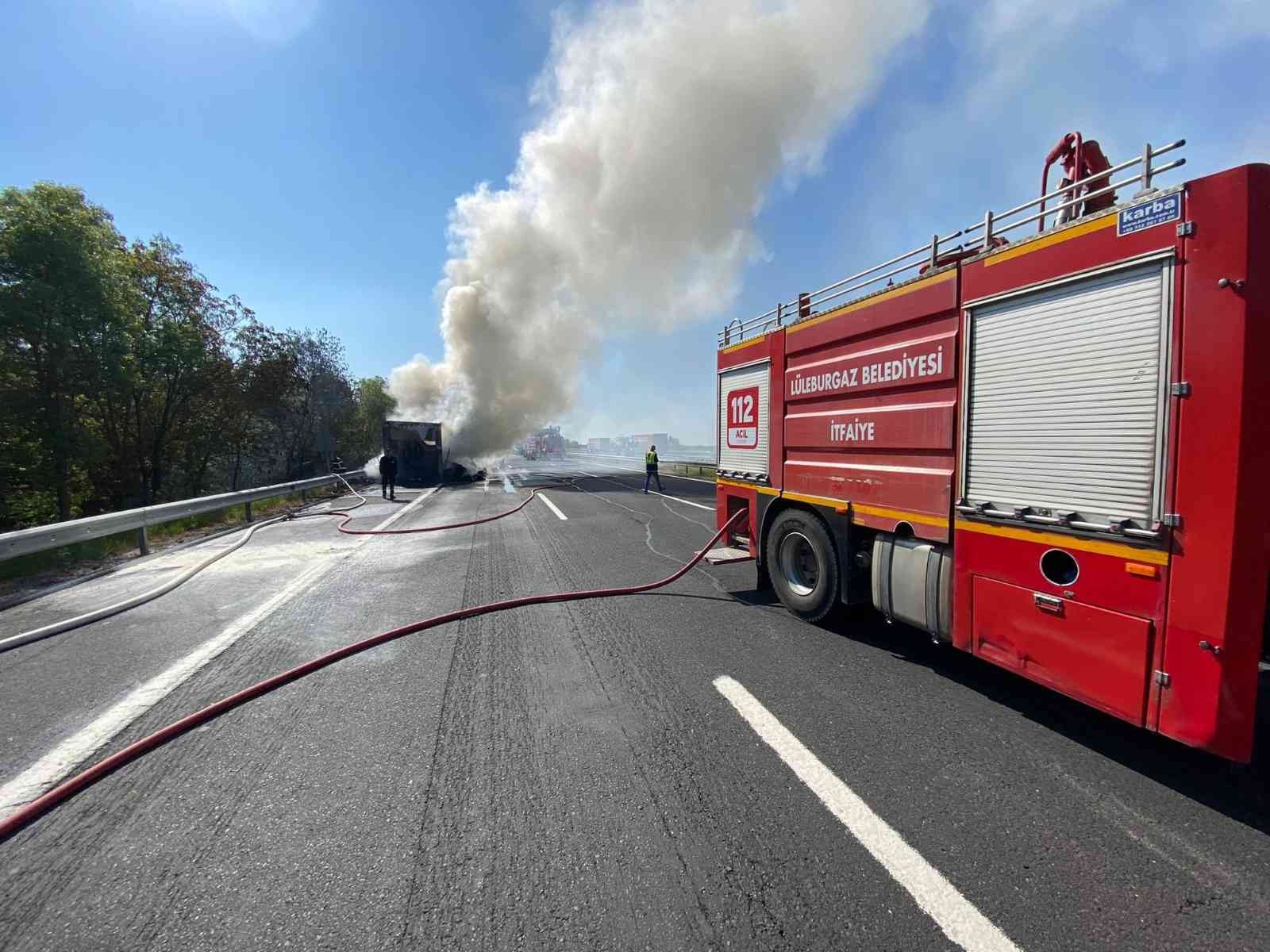 Tekirdağ’da seyir halindeyken alev alarak yanmaya başlayan tır itfaiye ekiplerince söndürüldü. Olay, Edirne-İstanbul TEM Otoyolu’nda meydana ...