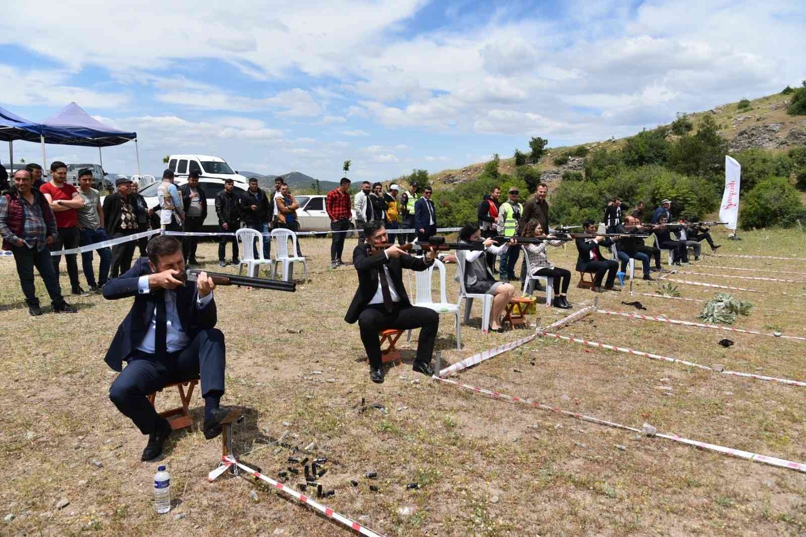 Avcılık ve atıcılık sporlarının yoğun bir şekilde gerçekleştiği Balıkesir’in Sındırgı ilçesinde üçüncü tek kurşun atış yarışması yoğun ilgi gördü ...