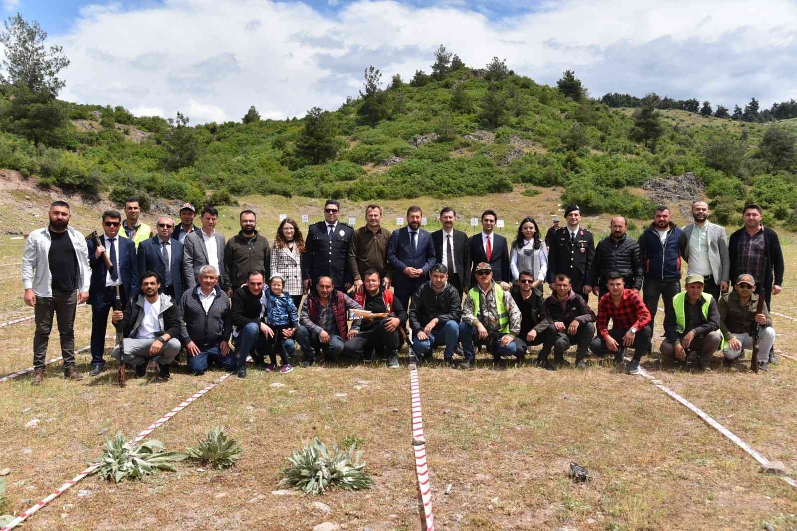 Avcılık ve atıcılık sporlarının yoğun bir şekilde gerçekleştiği Balıkesir’in Sındırgı ilçesinde üçüncü tek kurşun atış yarışması yoğun ilgi gördü ...