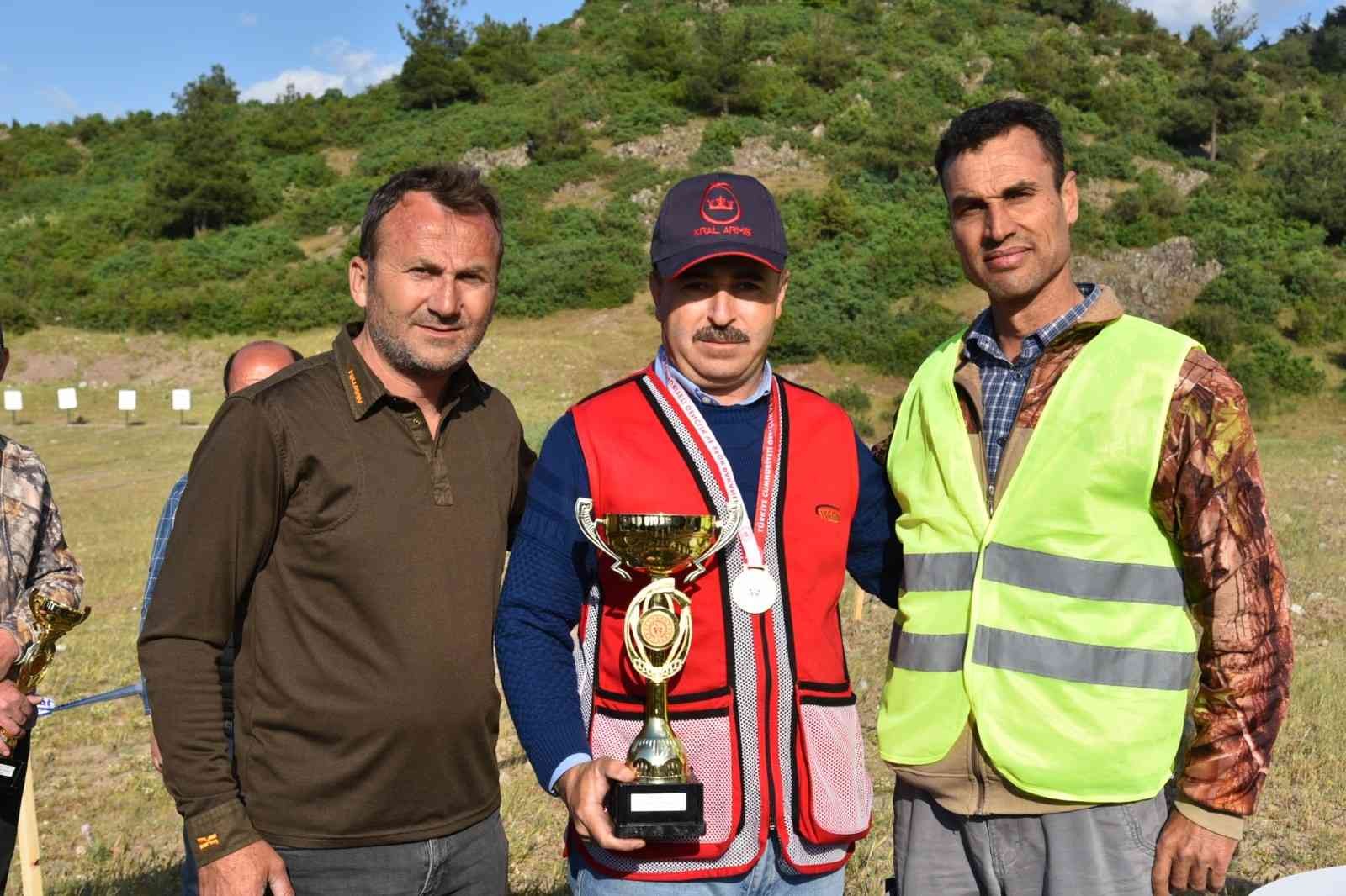 Avcılık ve atıcılık sporlarının yoğun bir şekilde gerçekleştiği Balıkesir’in Sındırgı ilçesinde üçüncü tek kurşun atış yarışması yoğun ilgi gördü ...