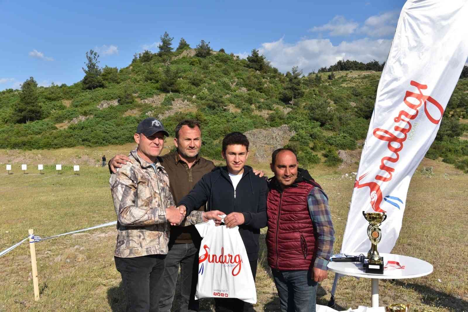 Avcılık ve atıcılık sporlarının yoğun bir şekilde gerçekleştiği Balıkesir’in Sındırgı ilçesinde üçüncü tek kurşun atış yarışması yoğun ilgi gördü ...