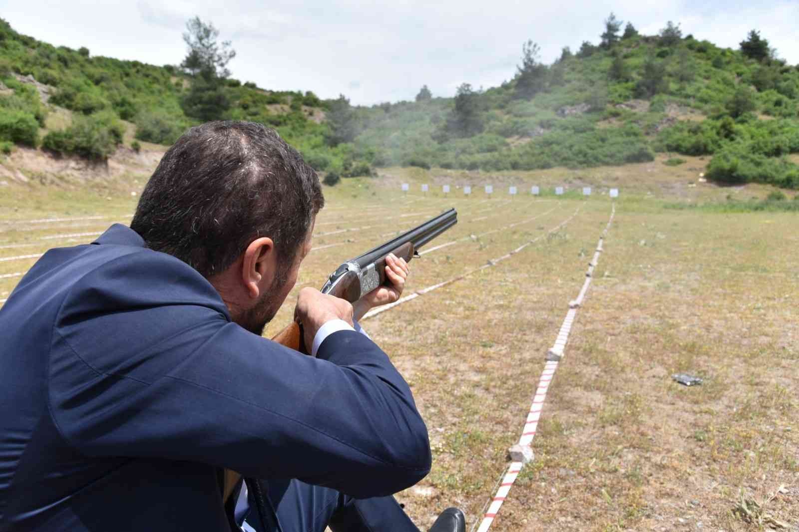 Avcılık ve atıcılık sporlarının yoğun bir şekilde gerçekleştiği Balıkesir’in Sındırgı ilçesinde üçüncü tek kurşun atış yarışması yoğun ilgi gördü ...