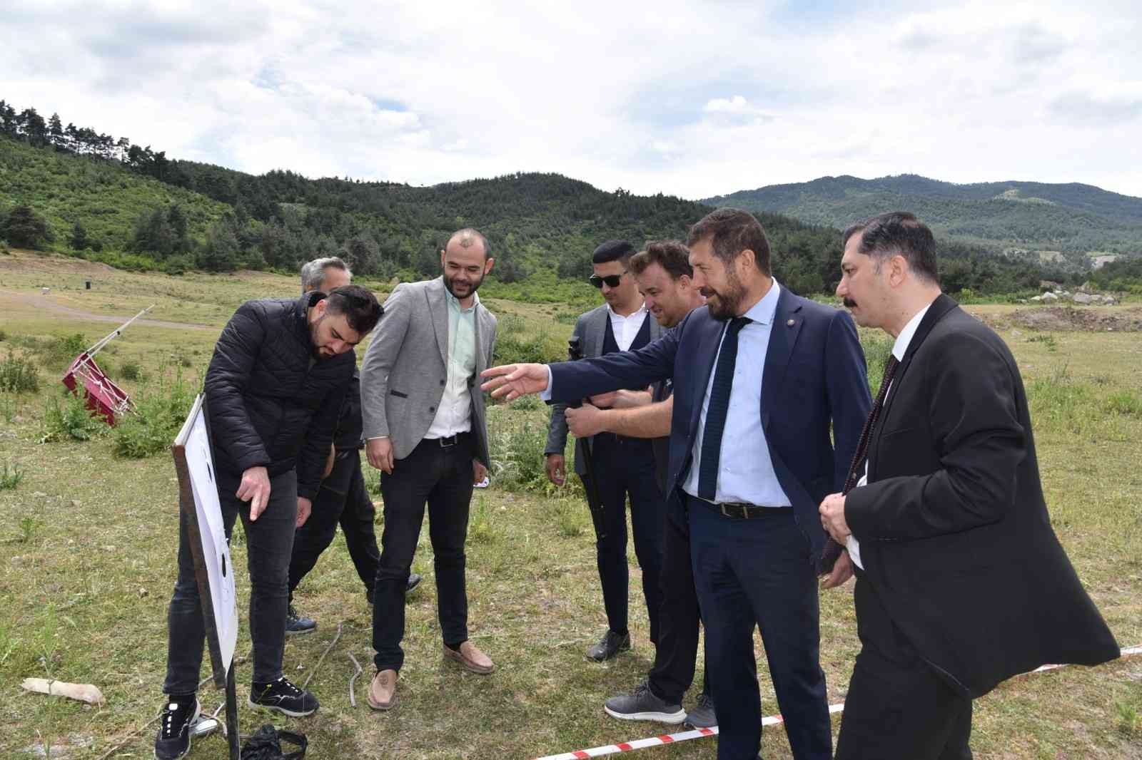 Avcılık ve atıcılık sporlarının yoğun bir şekilde gerçekleştiği Balıkesir’in Sındırgı ilçesinde üçüncü tek kurşun atış yarışması yoğun ilgi gördü ...