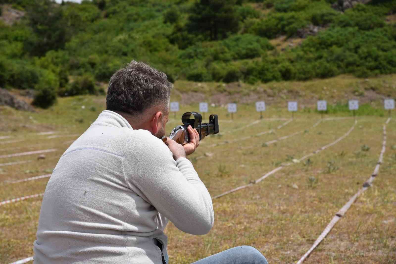 Avcılık ve atıcılık sporlarının yoğun bir şekilde gerçekleştiği Balıkesir’in Sındırgı ilçesinde üçüncü tek kurşun atış yarışması yoğun ilgi gördü ...