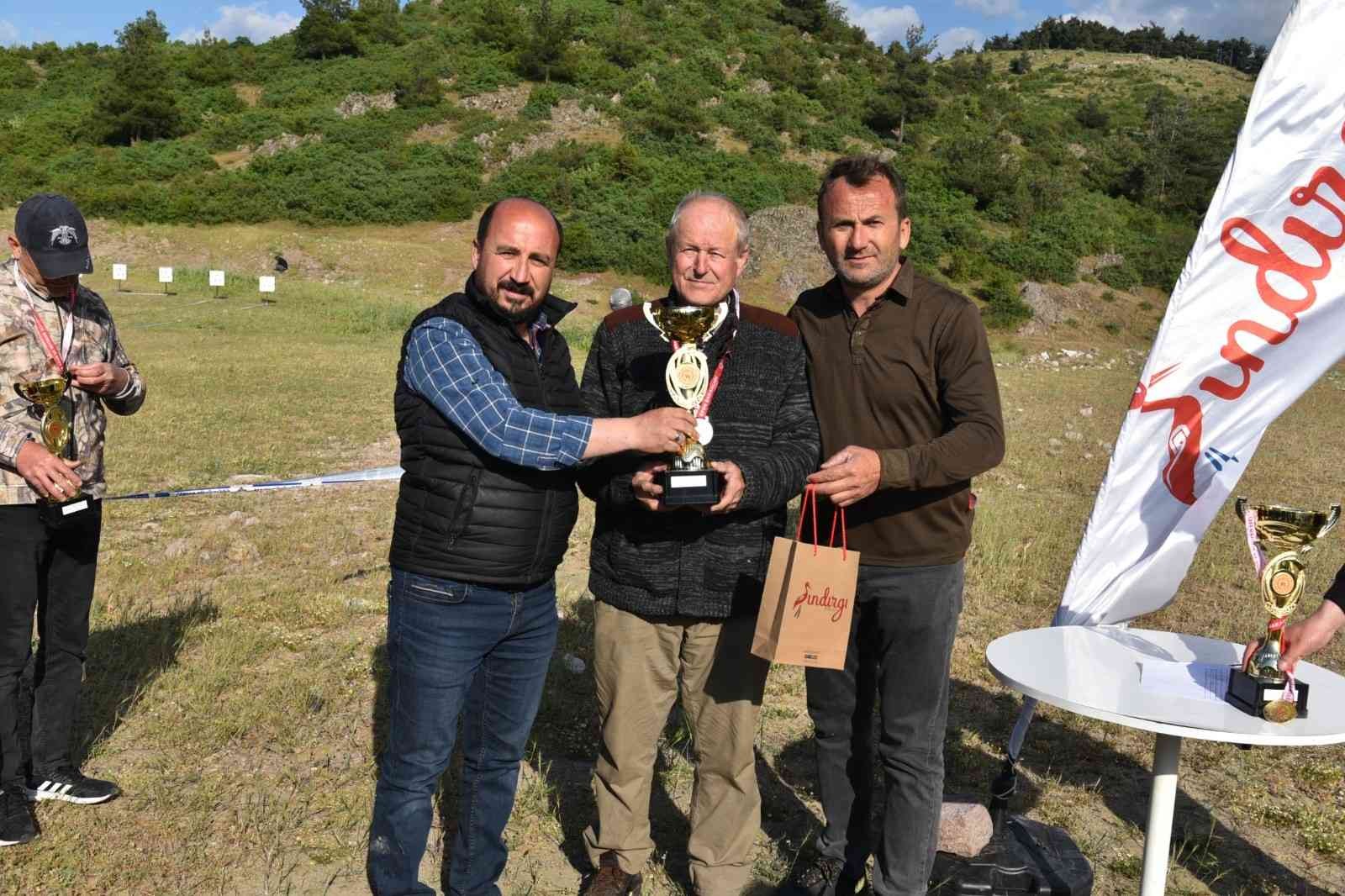 Avcılık ve atıcılık sporlarının yoğun bir şekilde gerçekleştiği Balıkesir’in Sındırgı ilçesinde üçüncü tek kurşun atış yarışması yoğun ilgi gördü ...