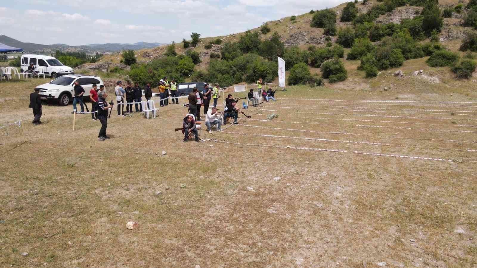 Avcılık ve atıcılık sporlarının yoğun bir şekilde gerçekleştiği Balıkesir’in Sındırgı ilçesinde üçüncü tek kurşun atış yarışması yoğun ilgi gördü ...