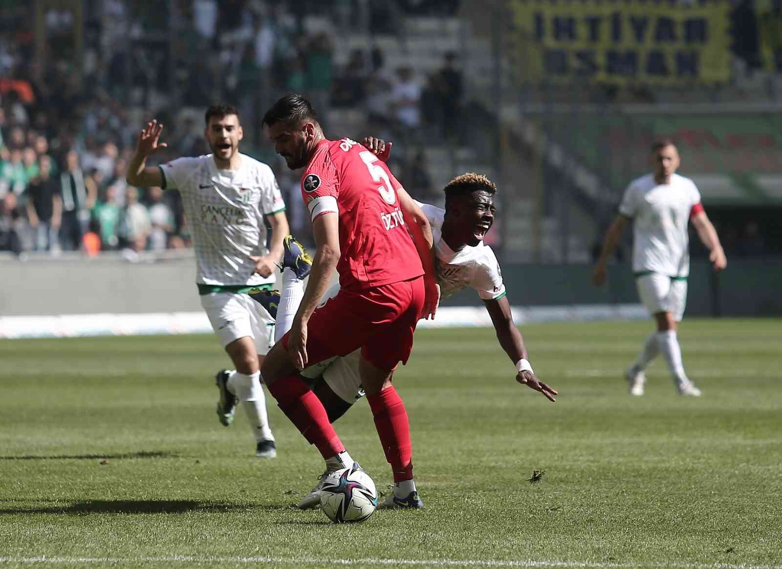 Spor Toto 1. Lig’in 36. haftasında Bursaspor, Ümraniyespor’u konuk ediyor. Maçın ilk yarısı 1-1’lik eşitlikle tamamlandı. Kaynak: İHA