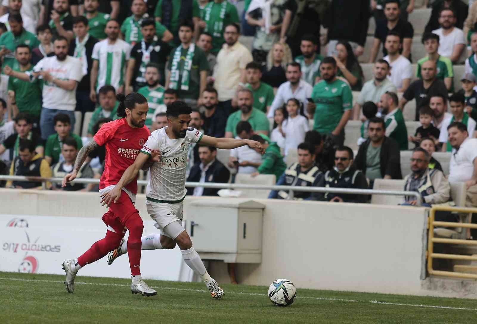 Spor Toto 1. Lig’in 36. haftasında Bursaspor, Ümraniyespor’u konuk ediyor. Maçın ilk yarısı 1-1’lik eşitlikle tamamlandı. Kaynak: İHA