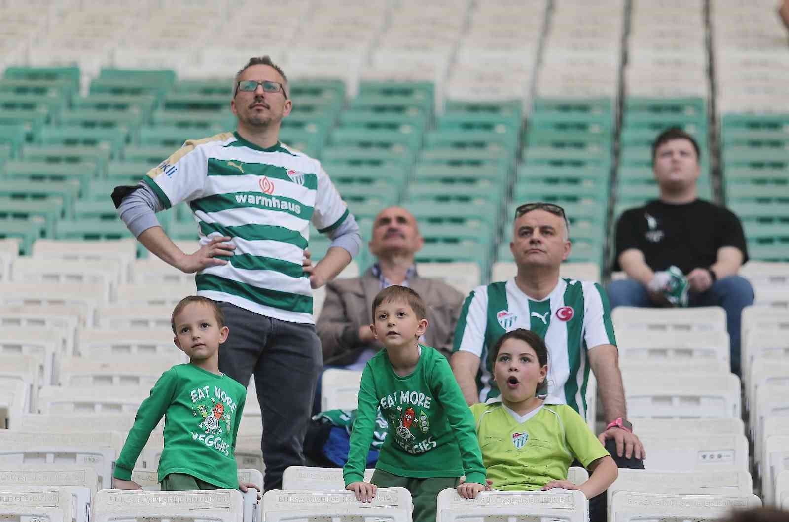 Spor Toto 1. Lig’in 36. haftasında Bursaspor, Ümraniyespor’u konuk ediyor. Maçın ilk yarısı 1-1’lik eşitlikle tamamlandı. Kaynak: İHA