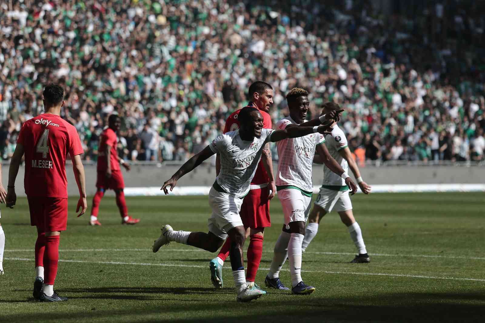 Spor Toto 1. Lig’in 36. haftasında Bursaspor, Ümraniyespor’u konuk ediyor. Maçın ilk yarısı 1-1’lik eşitlikle tamamlandı. Kaynak: İHA