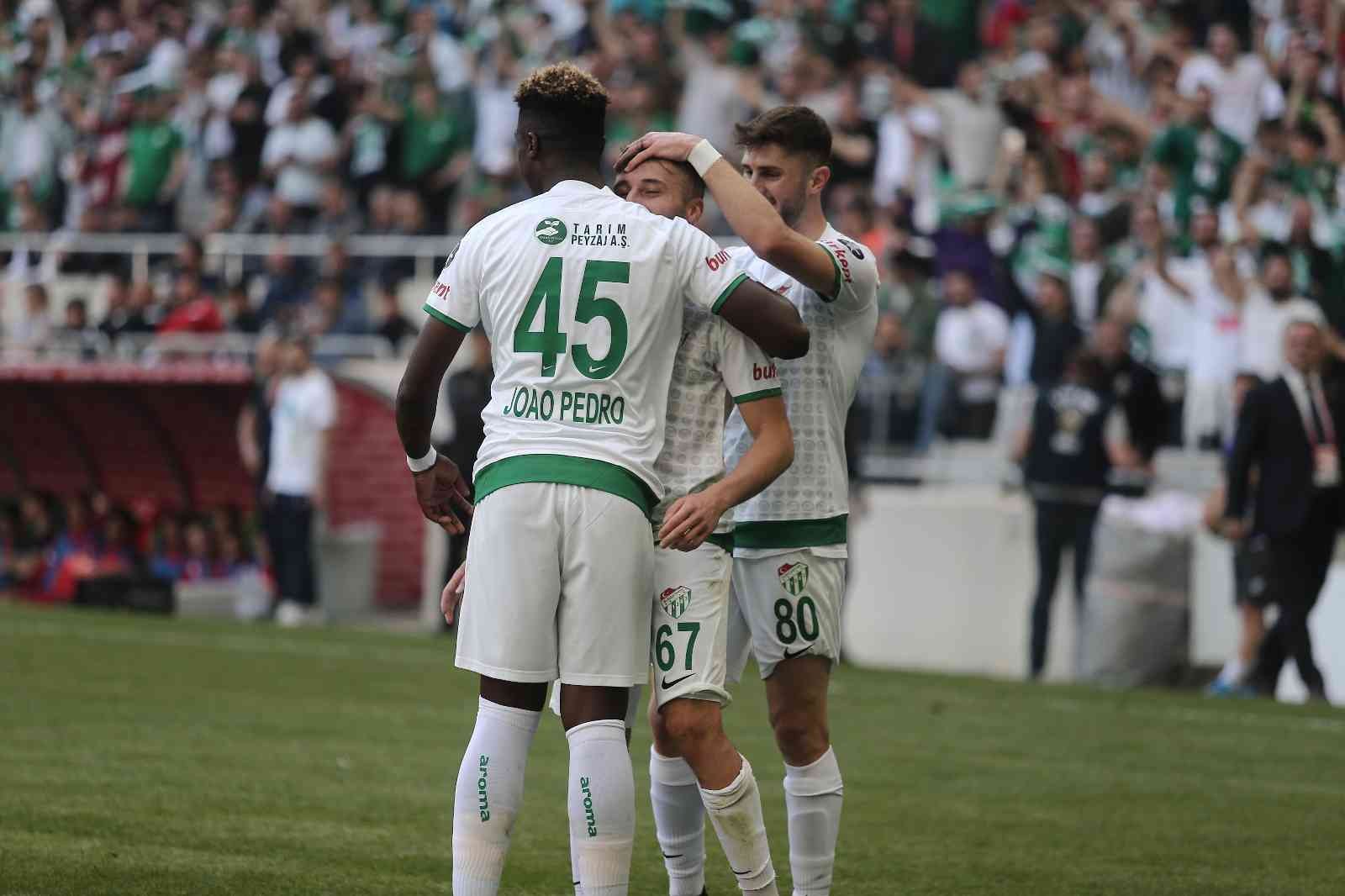 Spor Toto 1. Lig’in 36. haftasında Bursaspor, Ümraniyespor’u konuk ediyor. Maçın ilk yarısı 1-1’lik eşitlikle tamamlandı. Kaynak: İHA