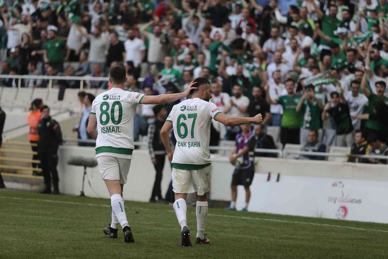 Spor Toto 1. Lig’in 36. haftasında Bursaspor, Ümraniyespor’u konuk ediyor. Maçın ilk yarısı 1-1’lik eşitlikle tamamlandı. Kaynak: İHA