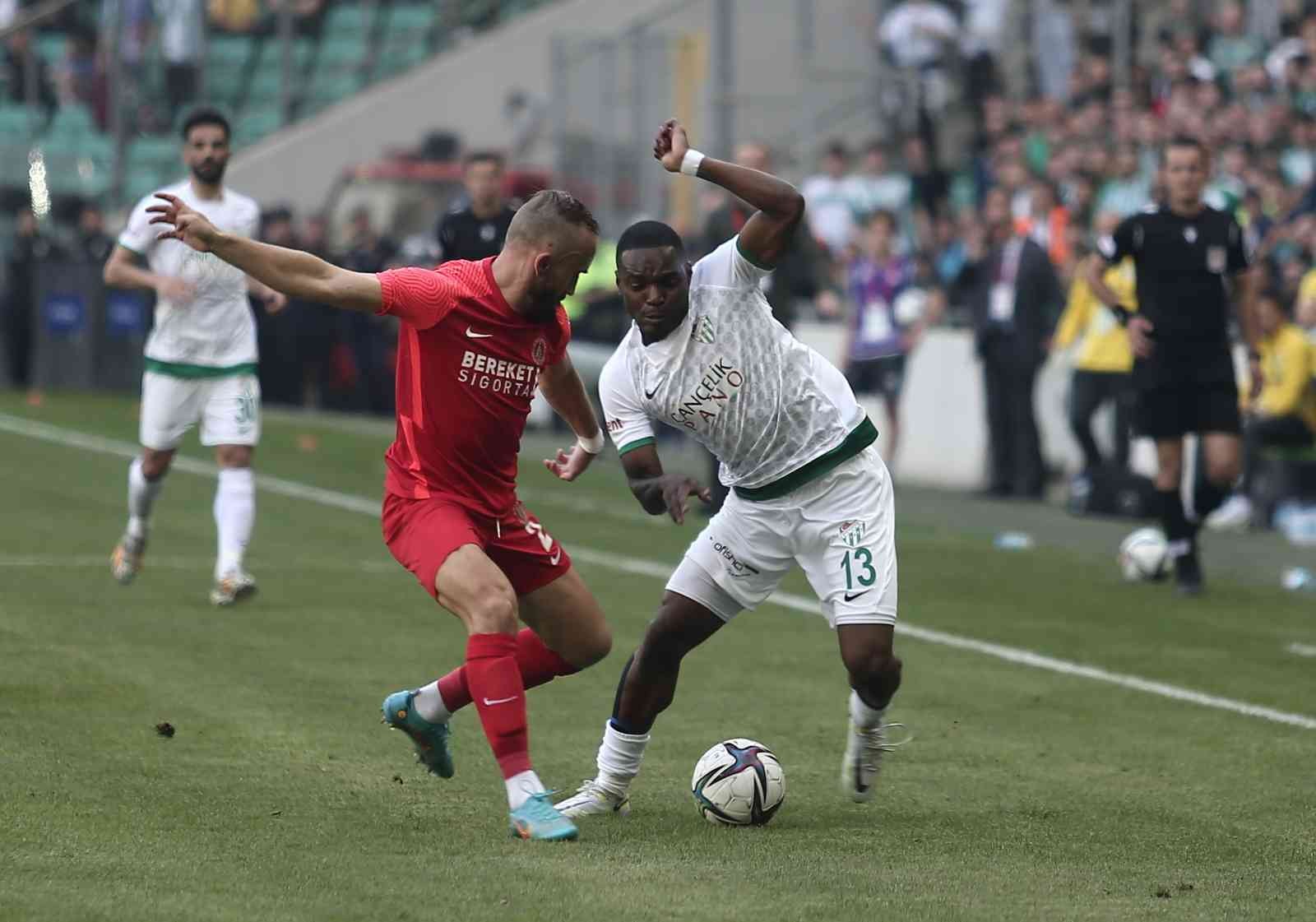 Spor Toto 1. Lig’in 36. haftasında Bursaspor, Ümraniyespor’u konuk ediyor. Maçın ilk yarısı 1-1’lik eşitlikle tamamlandı. Kaynak: İHA