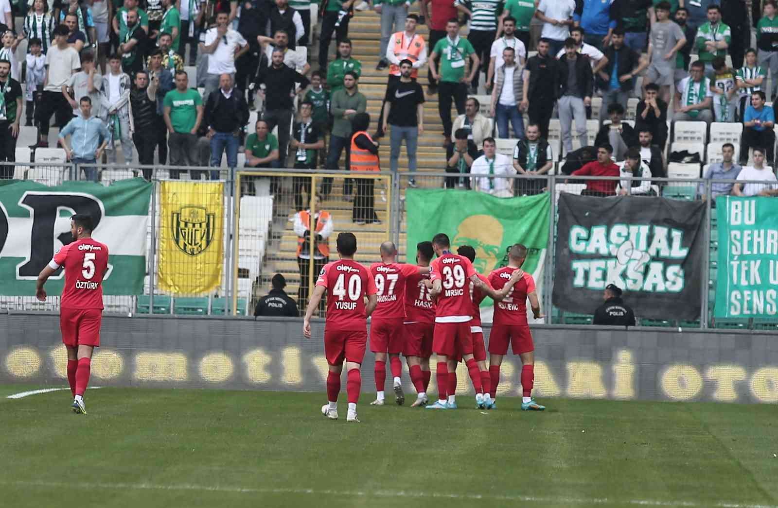 Spor Toto 1. Lig’in 36. haftasında Bursaspor, Ümraniyespor’u konuk ediyor. Maçın ilk yarısı 1-1’lik eşitlikle tamamlandı. Kaynak: İHA