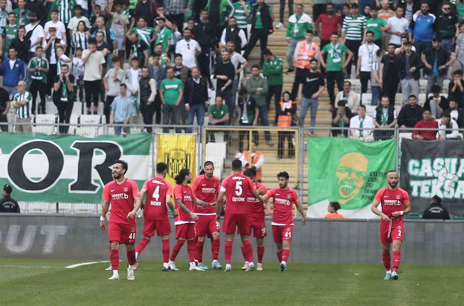 Spor Toto 1. Lig’in 36. haftasında Bursaspor, Ümraniyespor’u konuk ediyor. Maçın ilk yarısı 1-1’lik eşitlikle tamamlandı. Kaynak: İHA