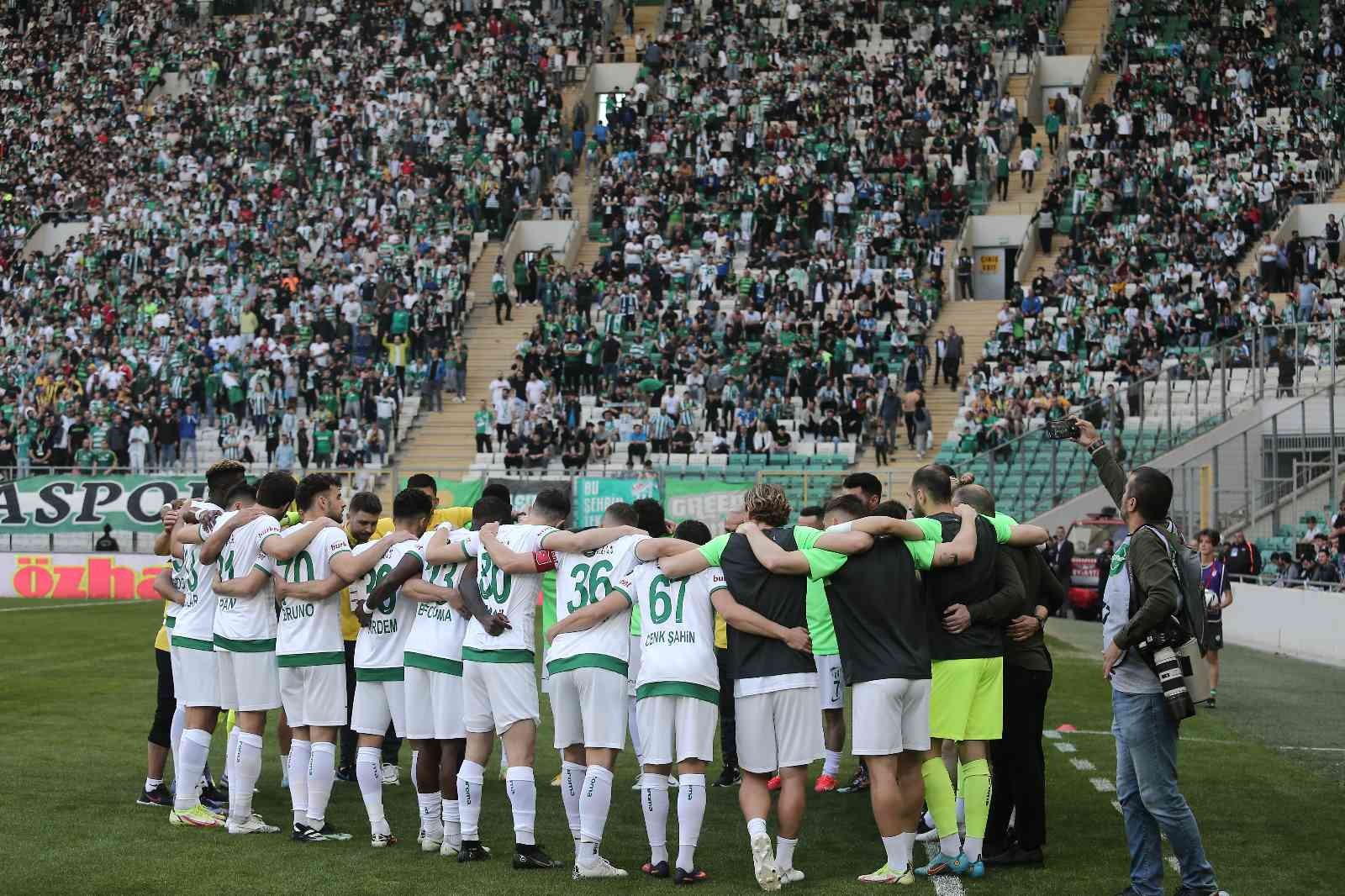 Spor Toto 1. Lig’in 36. haftasında Bursaspor, Ümraniyespor’u konuk ediyor. Maçın ilk yarısı 1-1’lik eşitlikle tamamlandı. Kaynak: İHA