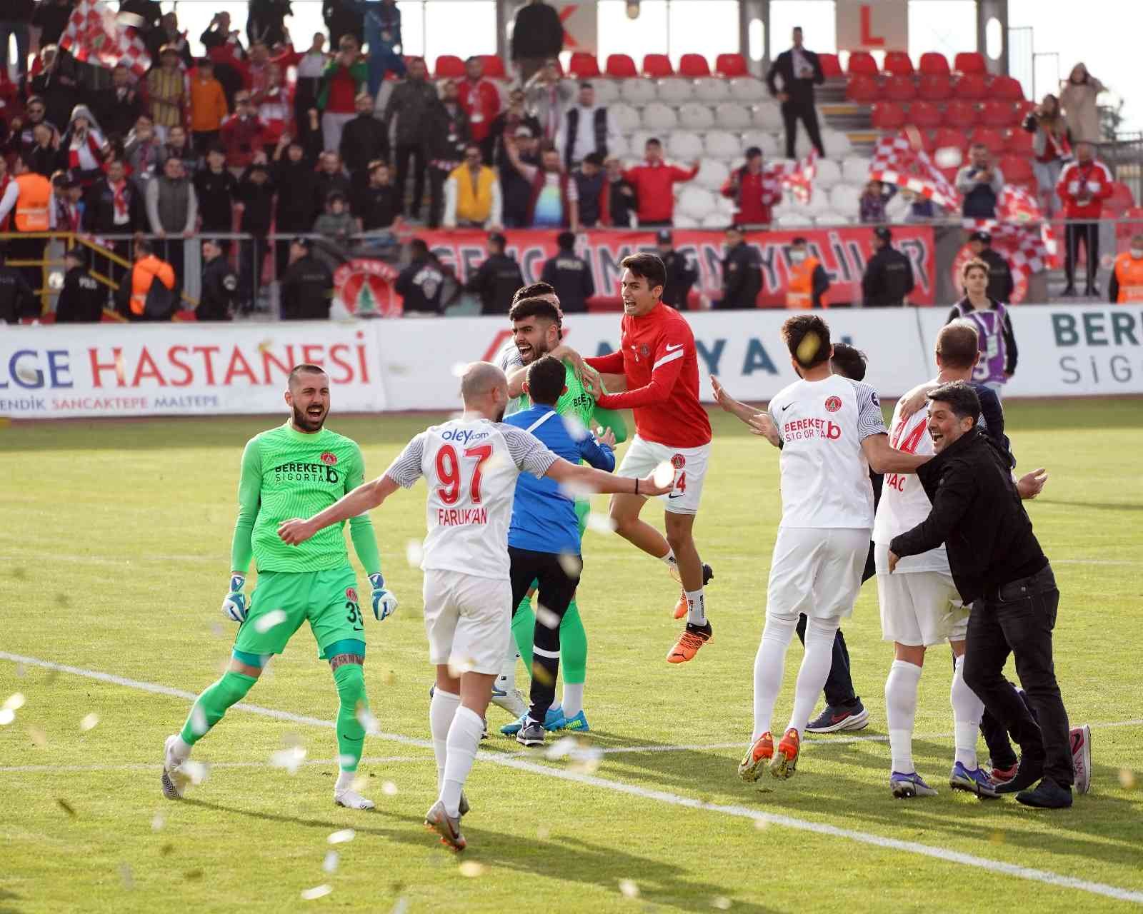 Spor Toto 1. Lig’in 35. haftasında Ümraniyespor, konuk ettiği Balıkesirspor’u 4-1 mağlup etti. Ümraniye bu sonucun ardından Süper Lig’e ...