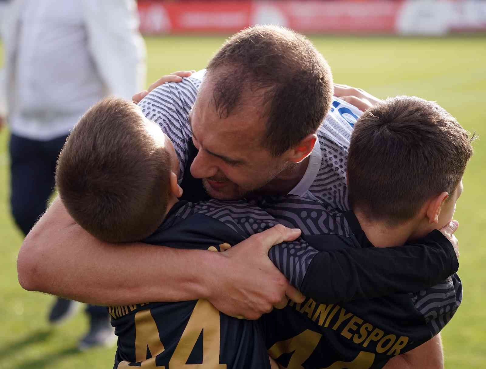 Spor Toto 1. Lig’in 35. haftasında Ümraniyespor, konuk ettiği Balıkesirspor’u 4-1 mağlup etti. Ümraniye bu sonucun ardından Süper Lig’e ...