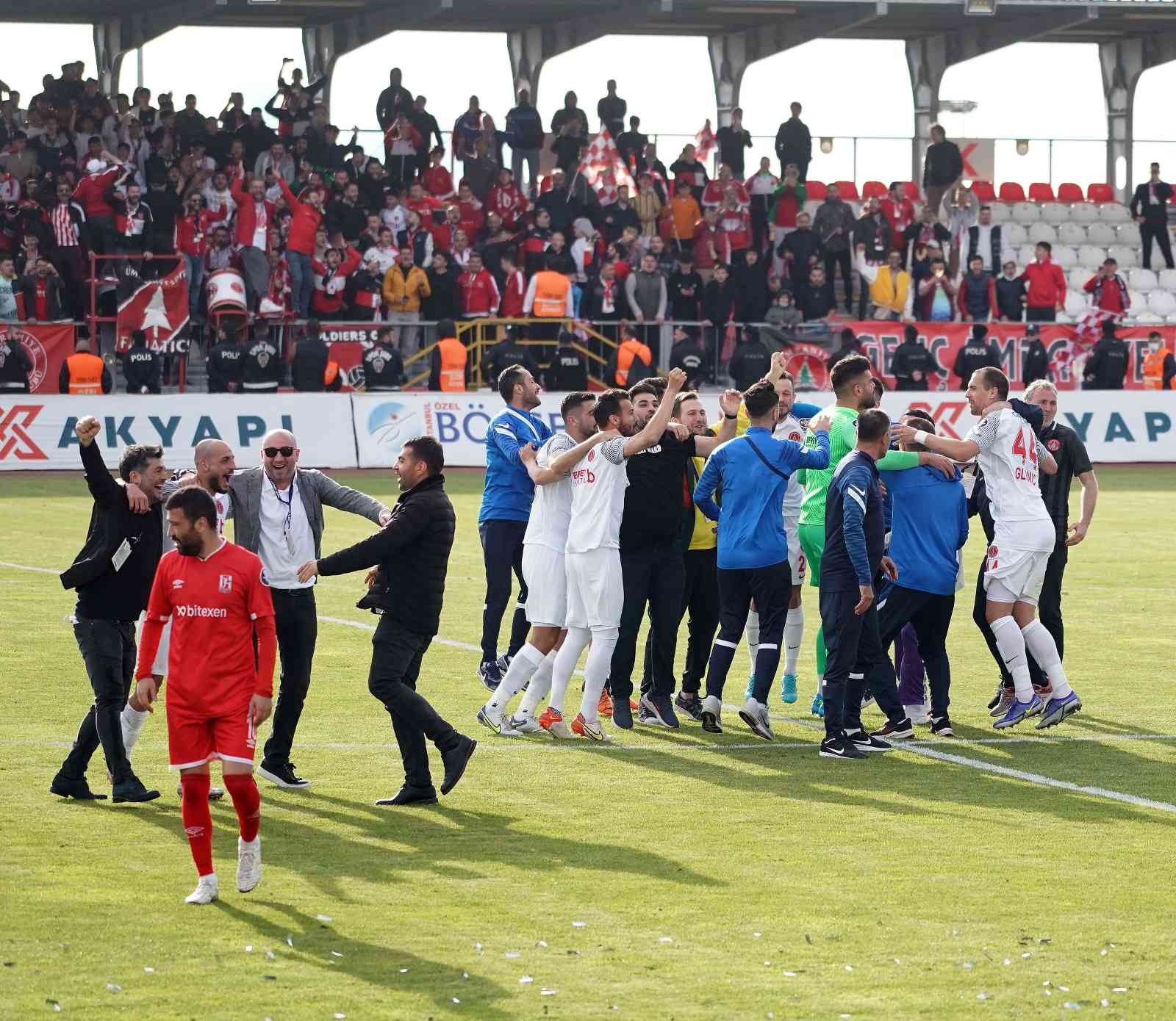 Spor Toto 1. Lig’in 35. haftasında Ümraniyespor, konuk ettiği Balıkesirspor’u 4-1 mağlup etti. Ümraniye bu sonucun ardından Süper Lig’e ...